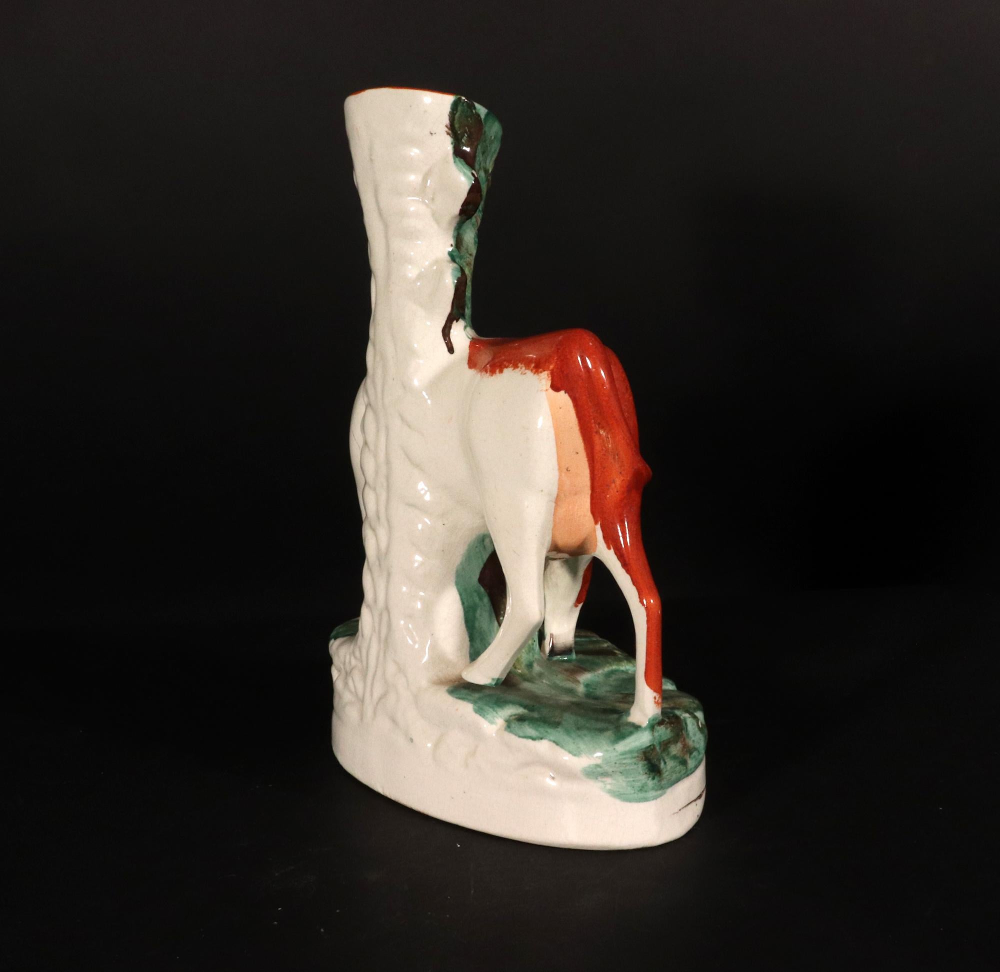Jarrones con figura de vaca de cerámica de Staffordshire en venta 4