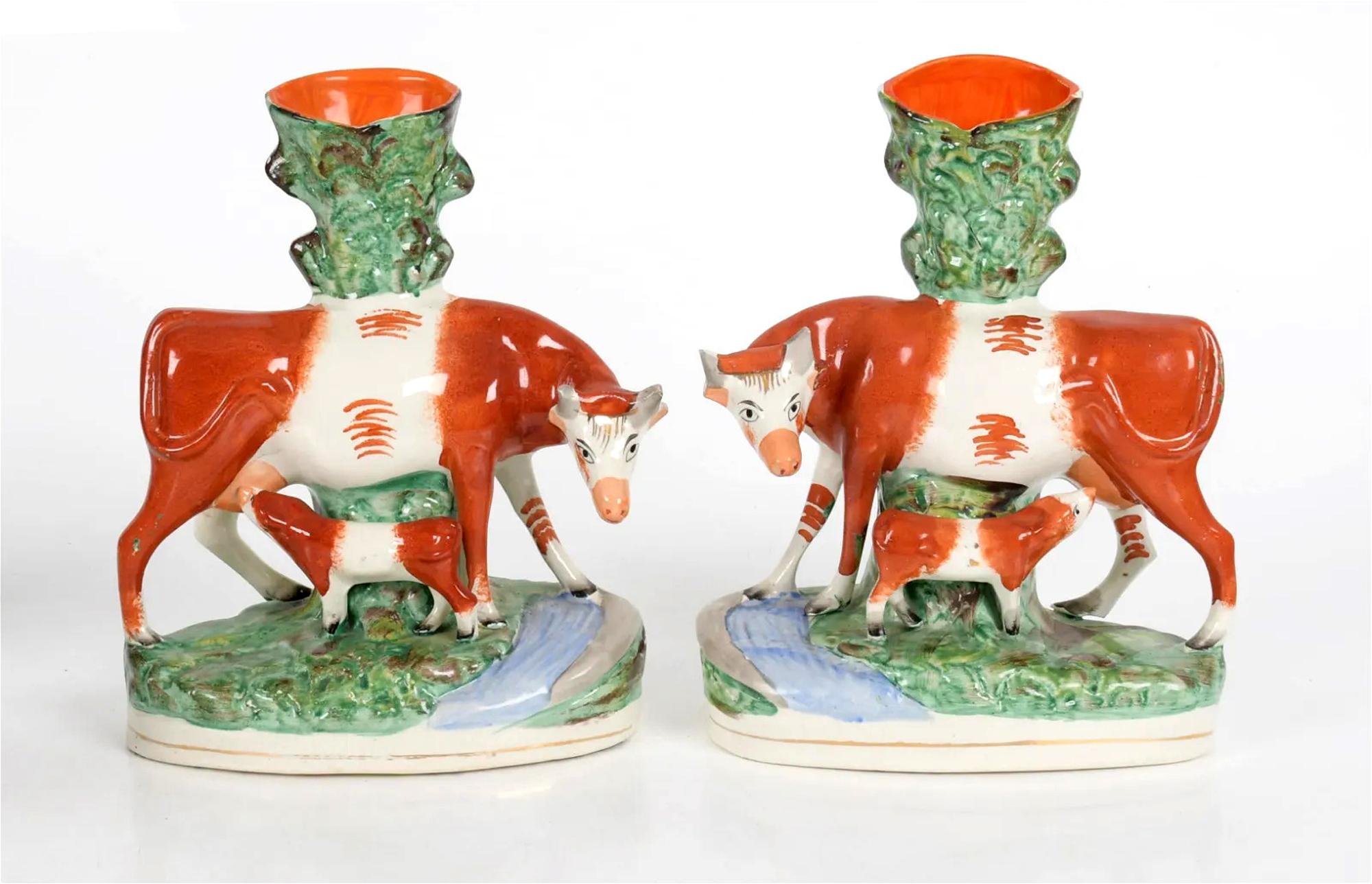 Pareja de jarrones con figura de vaca y ternero de cerámica de Staffordshire,
Alrededor de 1860-80

Las encantadoras figuras grandes de cerámica victoriana de Staffordshire tienen una gran escala.  Representan un par de vacas enfrentadas y cada una