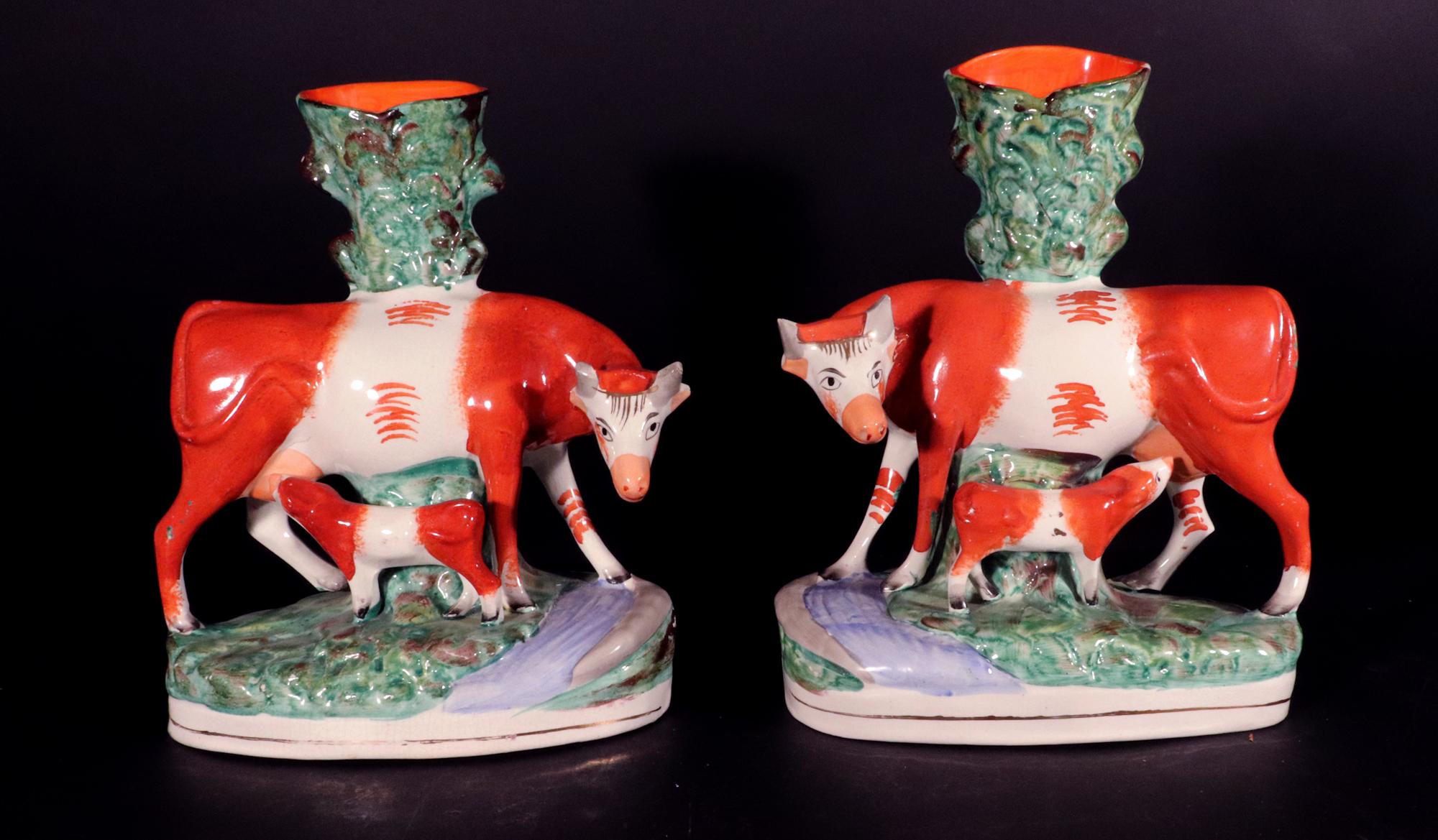Jarrones con figura de vaca de cerámica de Staffordshire Inglés en venta