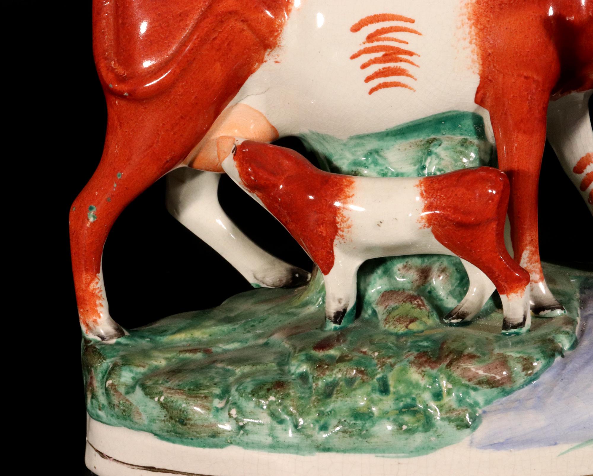 Jarrones con figura de vaca de cerámica de Staffordshire Cerámico en venta