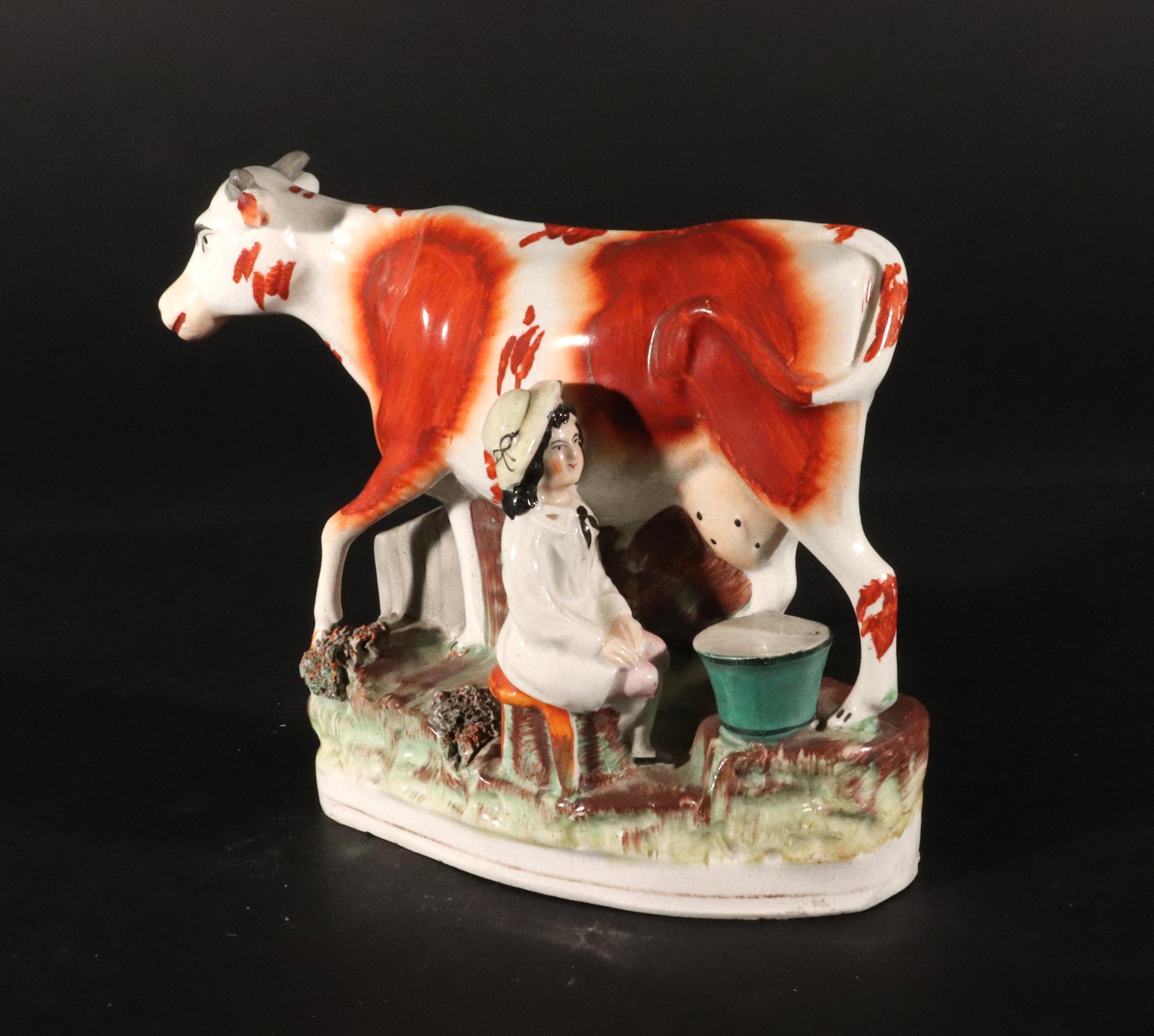 Figura de vaca de cerámica de Staffordshire con lechera Inglés en venta