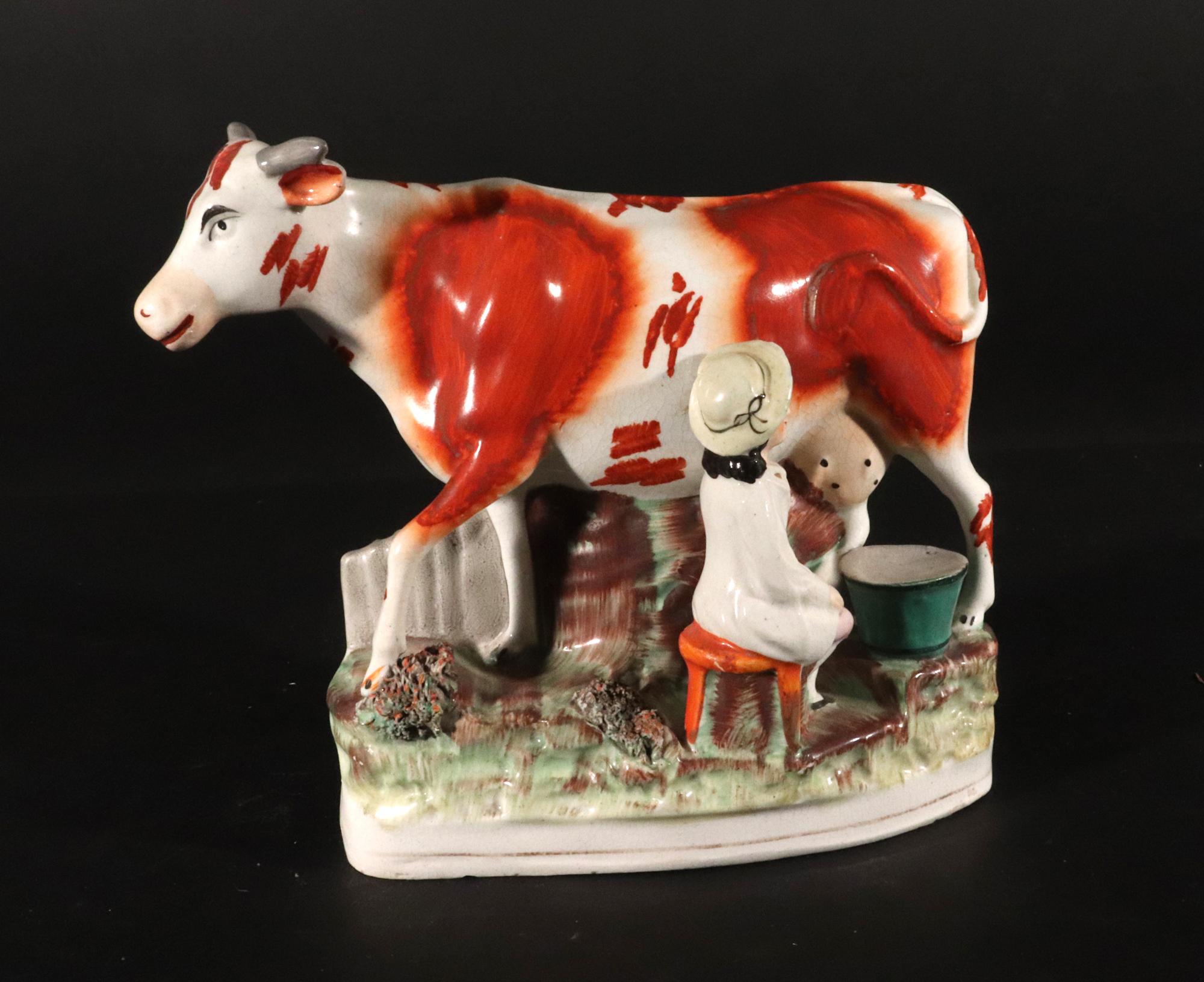 Figura de vaca de cerámica de Staffordshire con lechera siglo XIX en venta