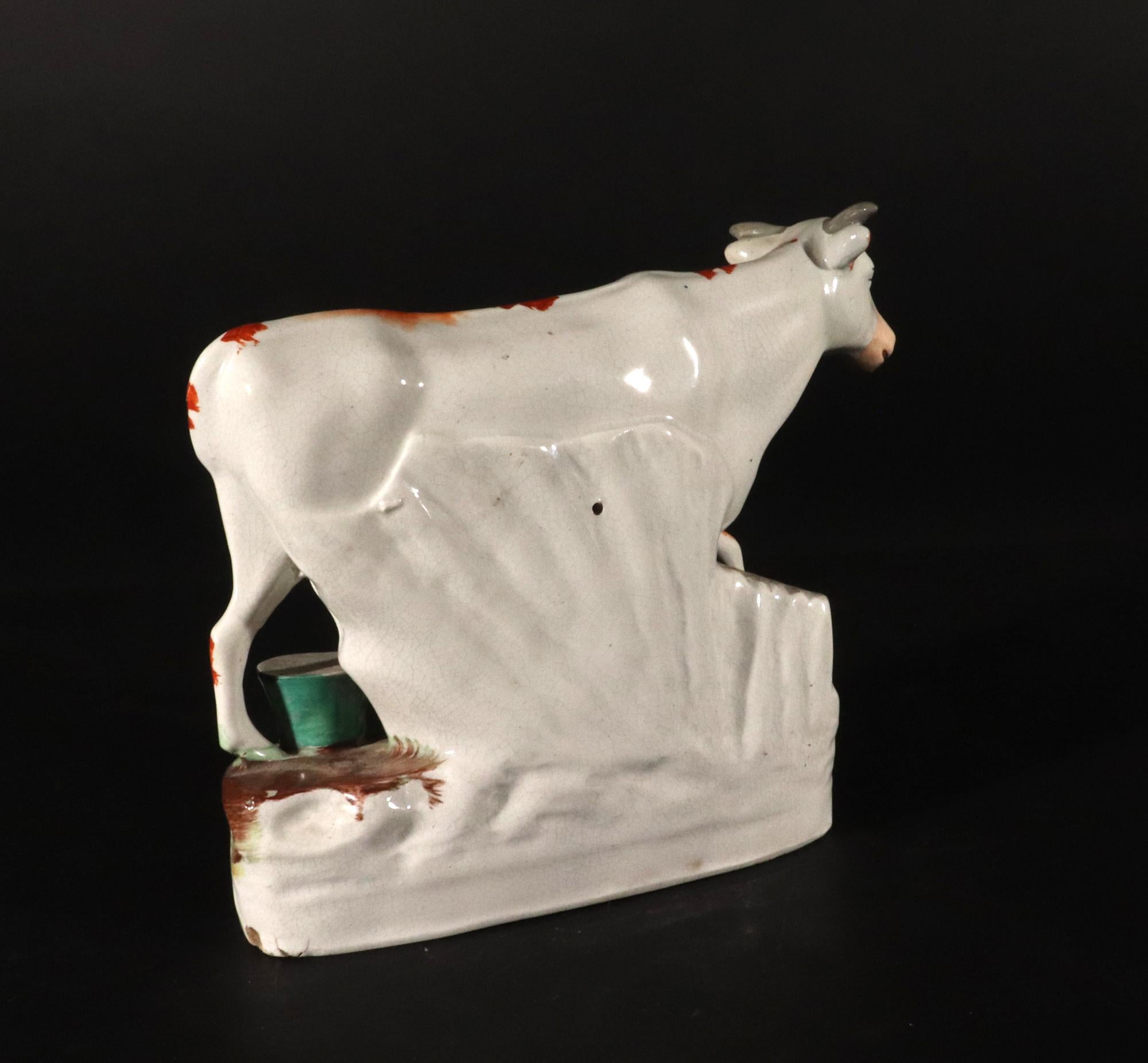 Figura de vaca de cerámica de Staffordshire con lechera Alfarería en venta