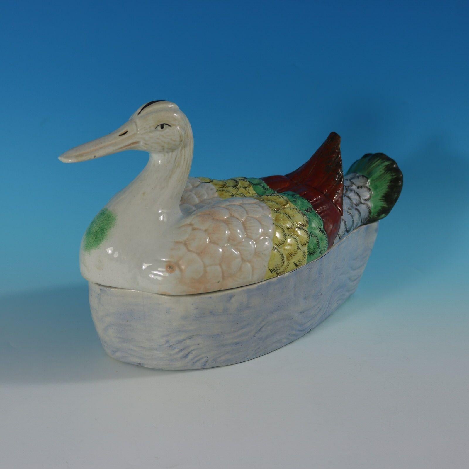 Terrine aus Staffordshire Keramik mit Deckel, der eine Ente zeigt, die auf einem Sockel sitzt, der mit einem Wasserplätschereffekt geformt ist. Auf der Unterseite ist die Herstellermarke 