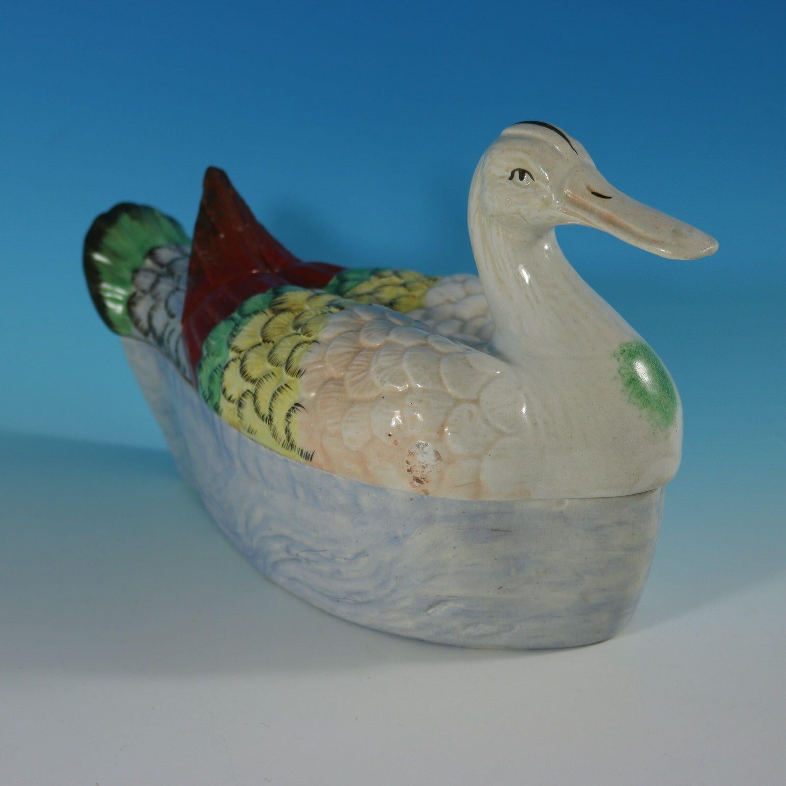 Anglais Soupière à canard en poterie du Staffordshire en vente