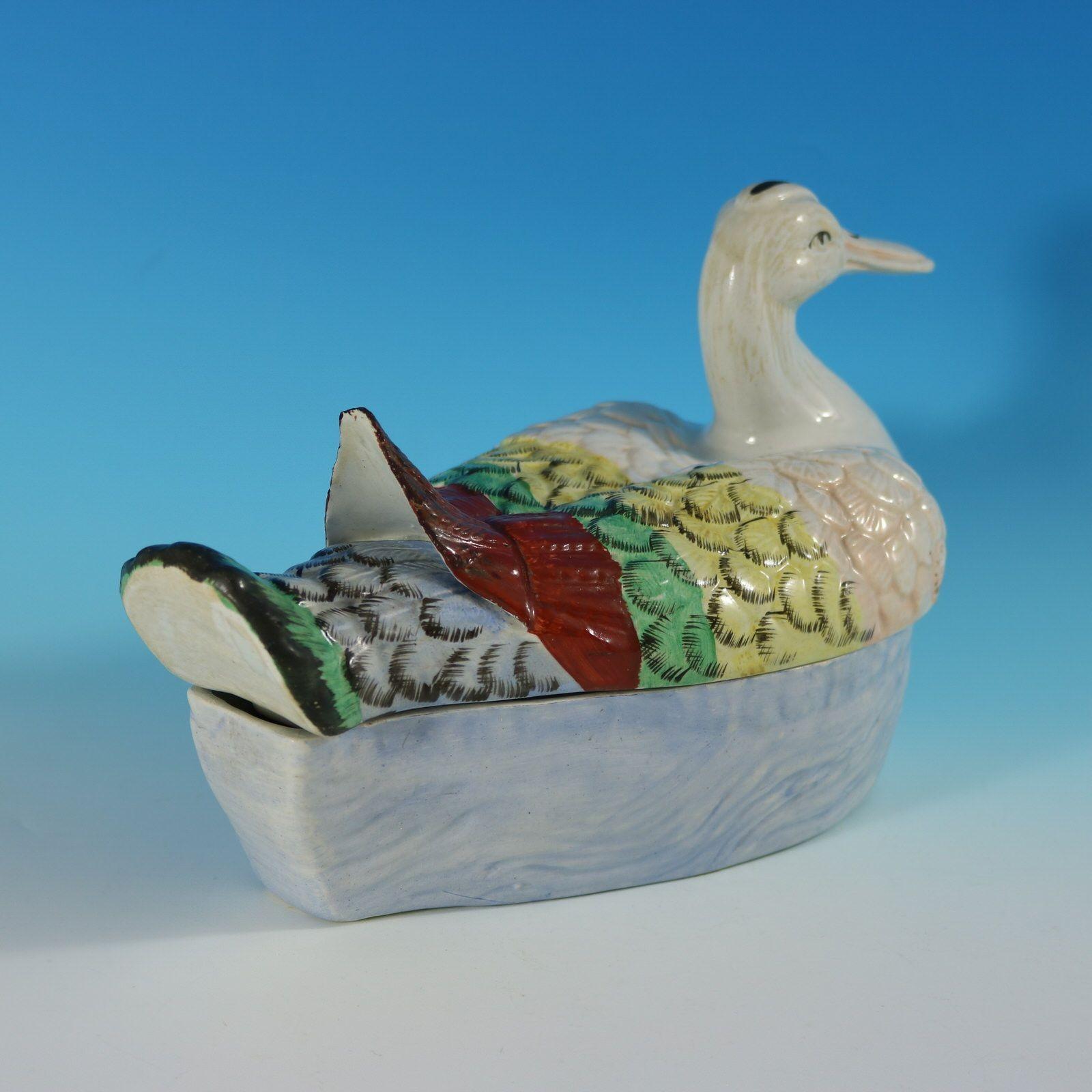 XIXe siècle Soupière à canard en poterie du Staffordshire en vente