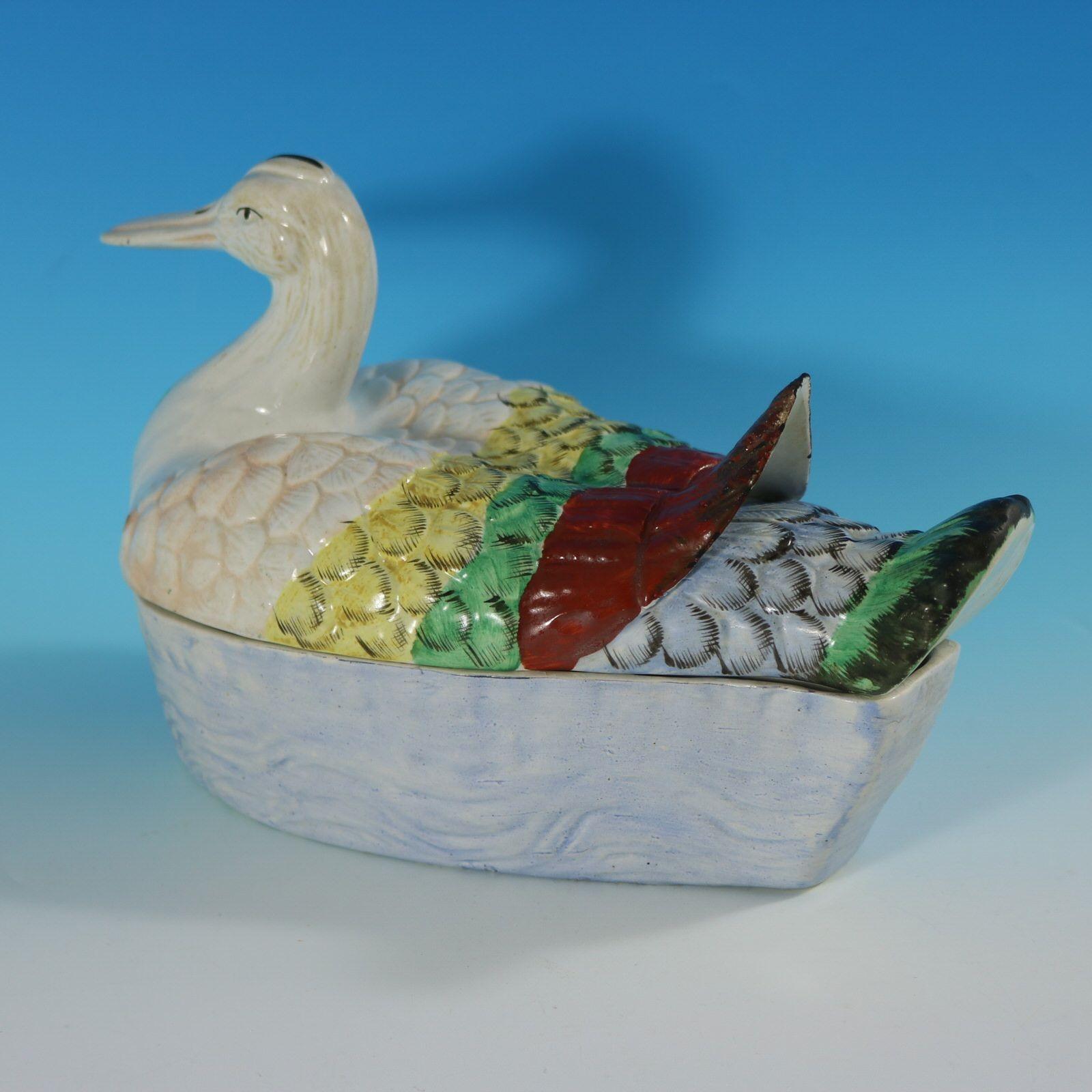 Soupière à canard en poterie du Staffordshire en vente 1