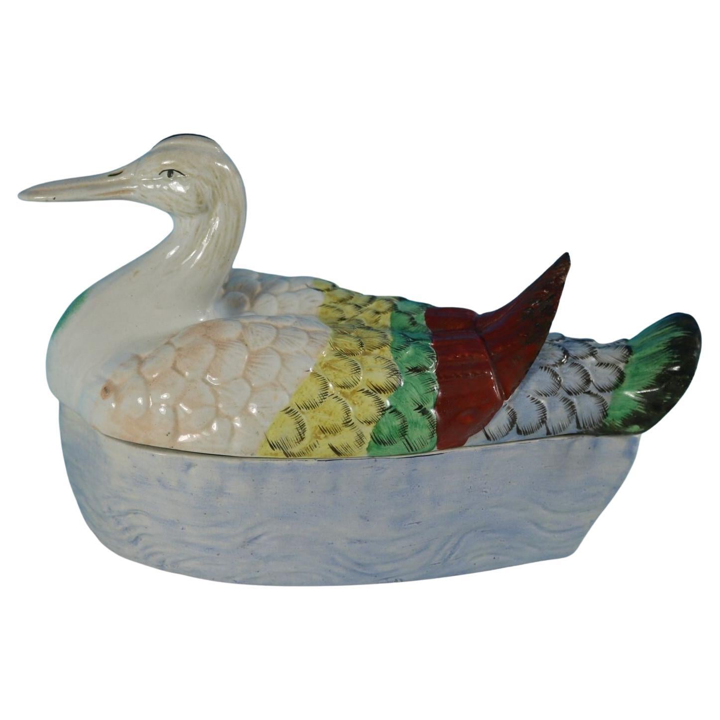 Soupière à canard en poterie du Staffordshire en vente