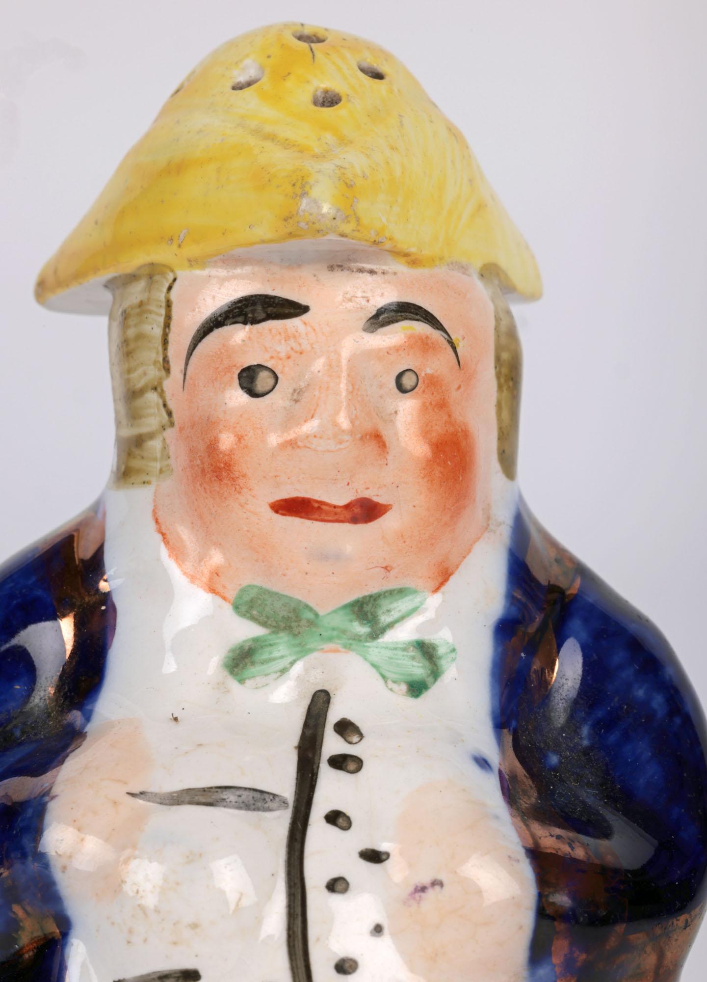 Eine reizvolle Neuheit antike englische Keramik Figur eines Mannes pounce oder Pfeffer Topf aus Staffordshire und aus dem 19. Jahrhundert. Die Töpferfigur steht erhöht auf einem runden Sockel und stellt einen kräftigen Mann in zeitgenössischer