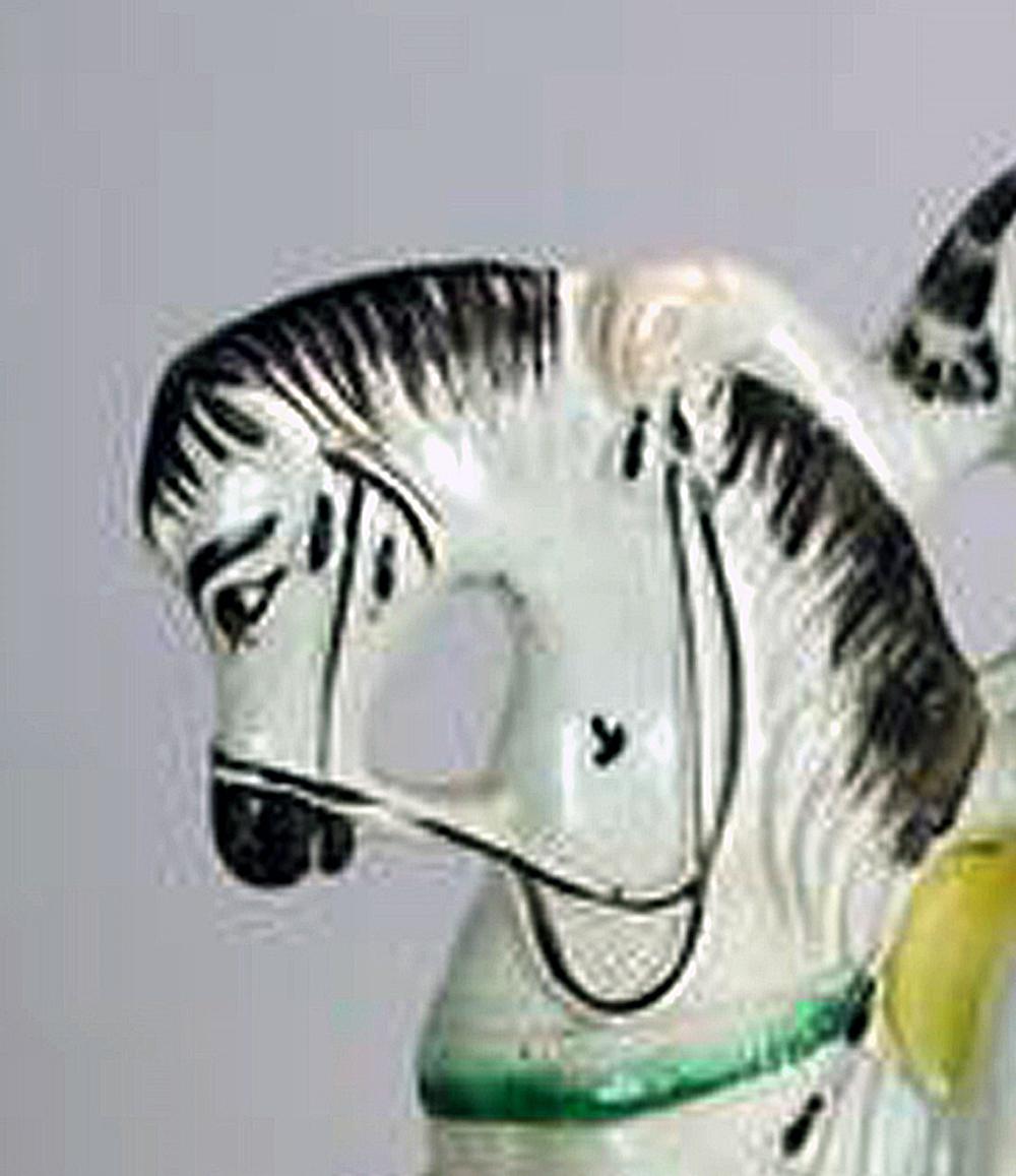 Milieu du XIXe siècle Figurine en poterie du Staffordshire représentant le président Abraham Lincoln à cheval en vente