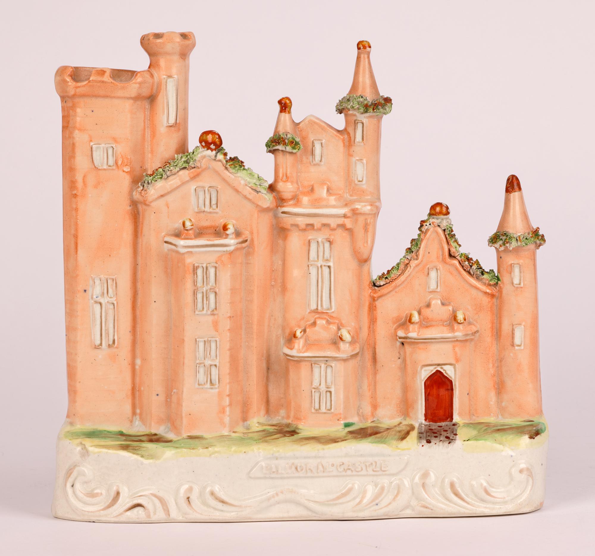 Modelo de fondo plano de cerámica de Staffordshire del castillo de Balmoral Inglés en venta