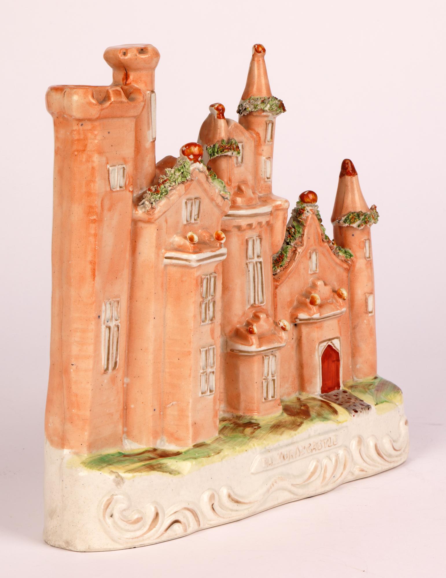 Poteries Modèle à dos plat en poterie du Staffordshire représentant un château de Balmoral   en vente