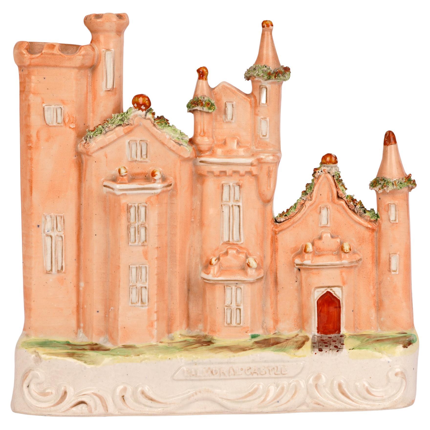 Modello di castello di Balmoral in ceramica Staffordshire con retro piatto  