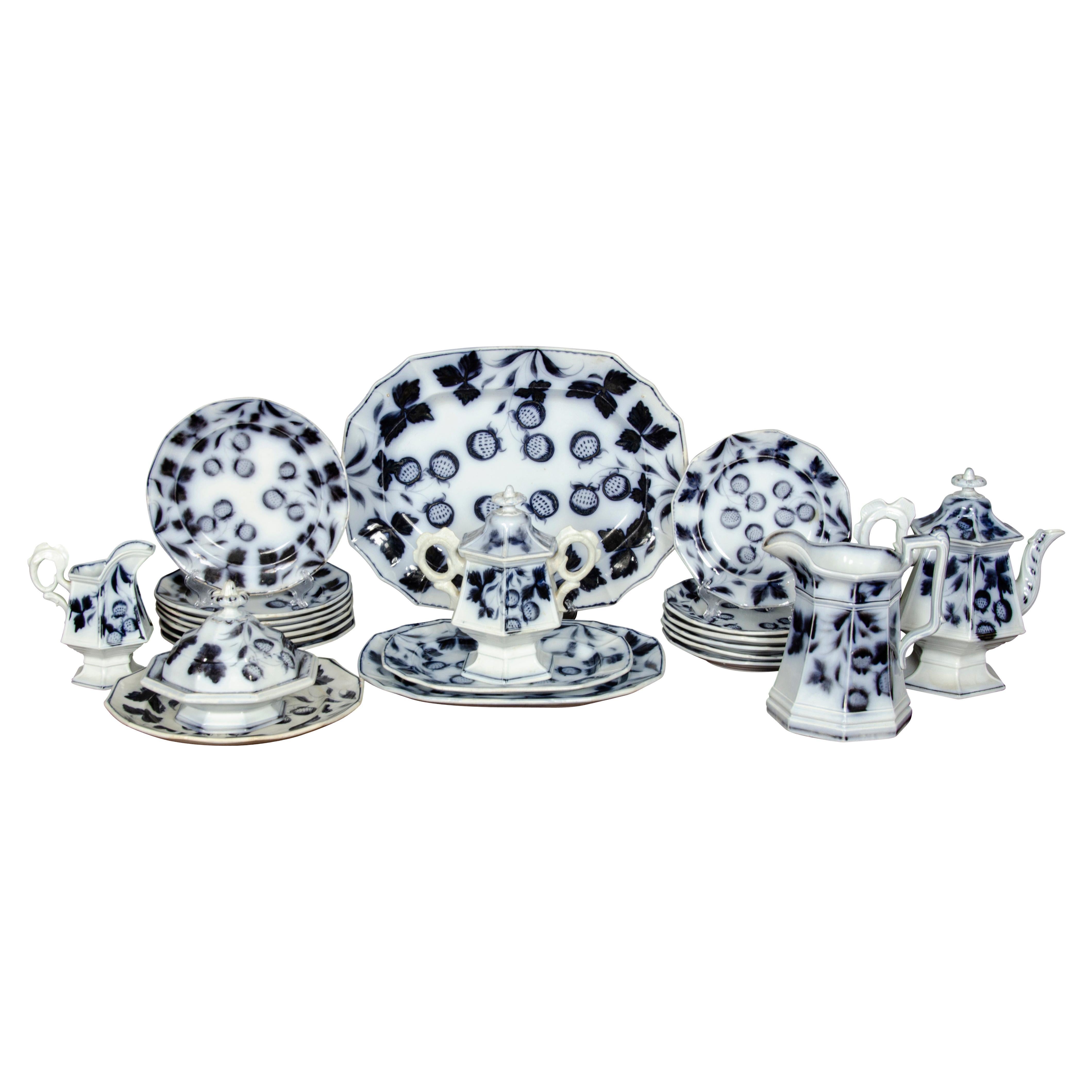 Service de table d'appoint Staffordshire Pottery Flow Black Mulberry en vente