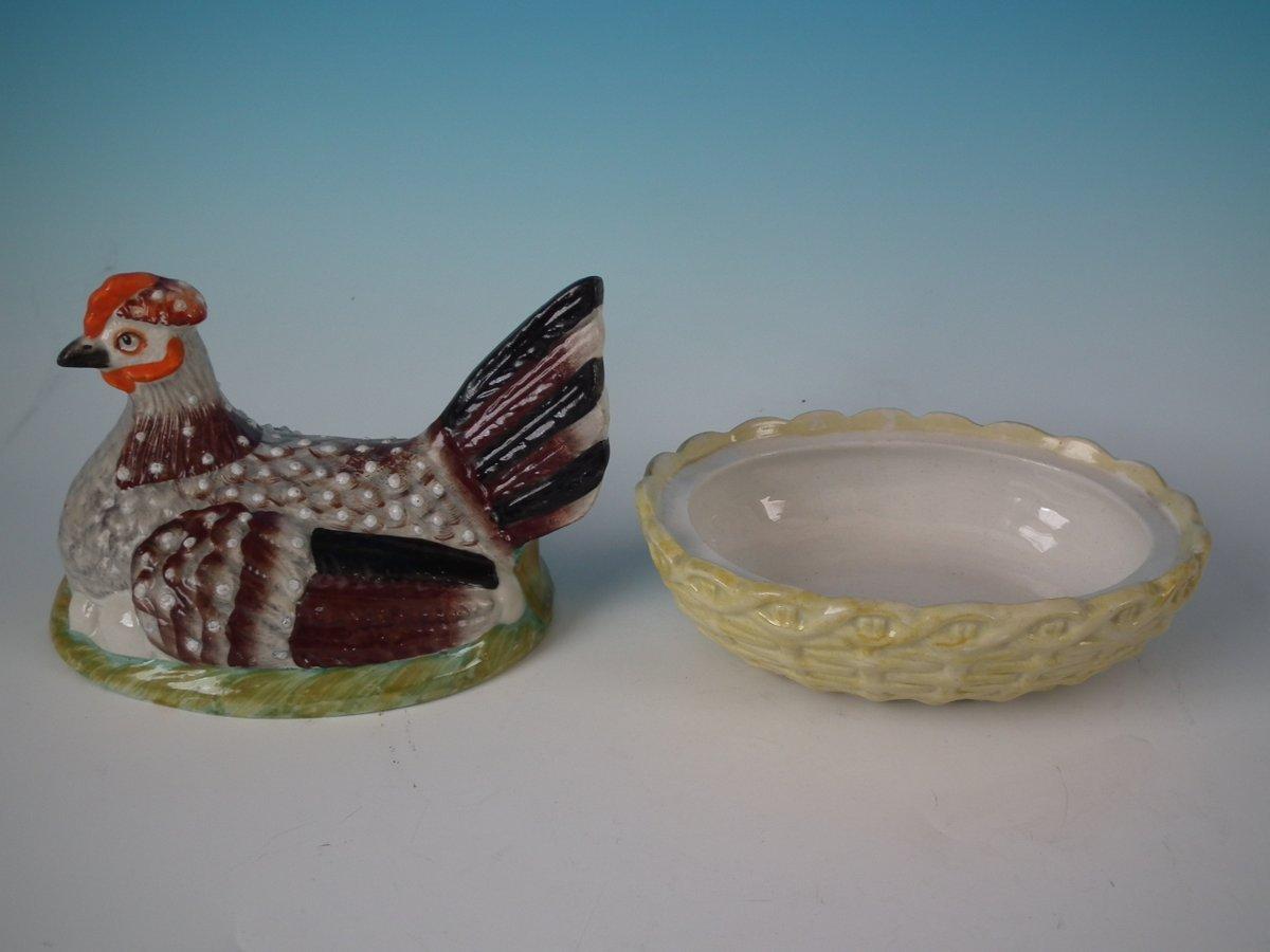 Staffordshire Pottery Hen on Nest In Good Condition In Chelmsford, Essex