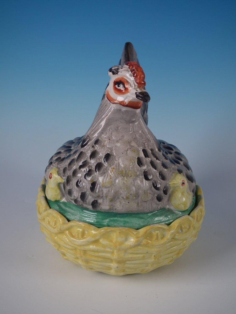 Staffordshire Pottery Hen with Chicks on Nest In Good Condition In Chelmsford, Essex