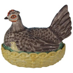 Poule et poussins sur un nid en poterie Staffordshire