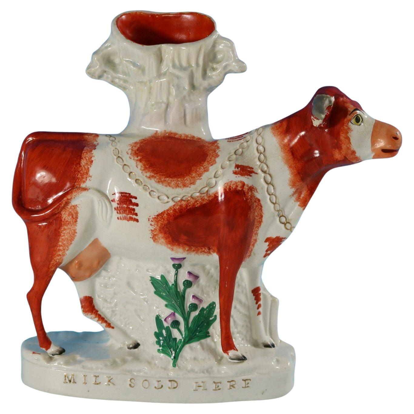 Vase à vache "Milk Sold Here" en poterie du Staffordshire