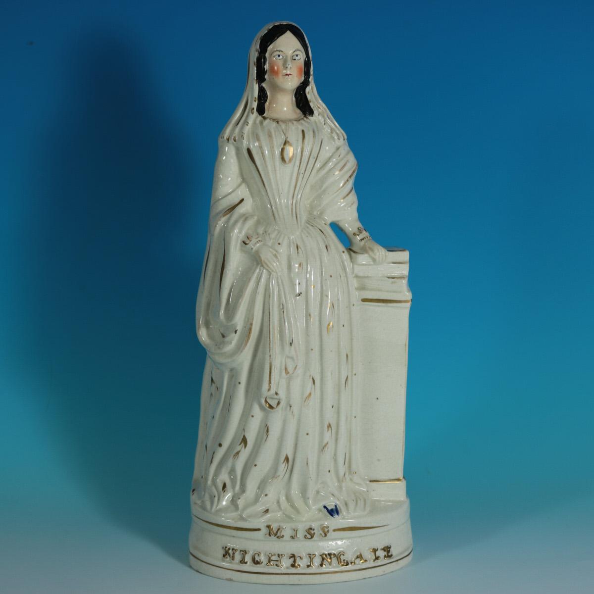 Figura de cerámica de Staffordshire que representa a una joven señorita Florence Nightingale, colocada sobre una base ovalada. La obra se titula 