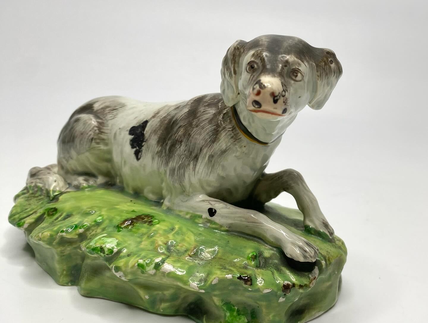Staffordshire pottery Setter, Enoch Wood factory, c. 1820. In Good Condition For Sale In Gargrave, North Yorkshire