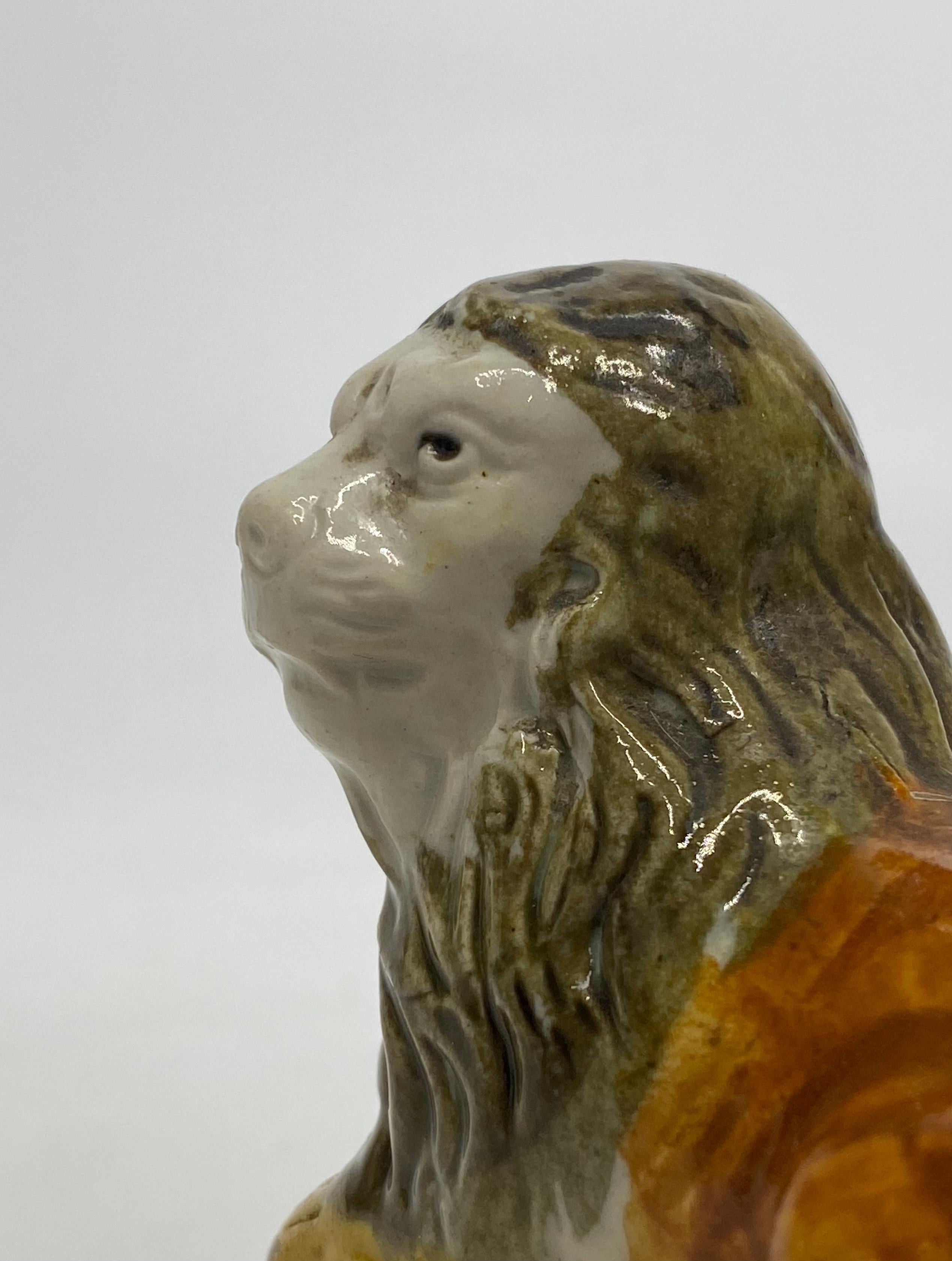 Staffordshire Prattware lion, c. 1790. In Good Condition In Gargrave, North Yorkshire