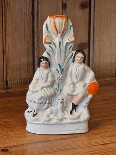 Staffordshire Überlaufvase mit Figurengruppe