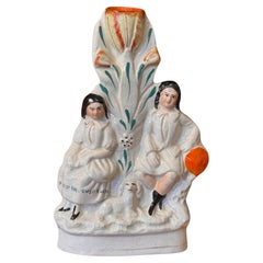 Staffordshire Überlaufvase mit Figurengruppe