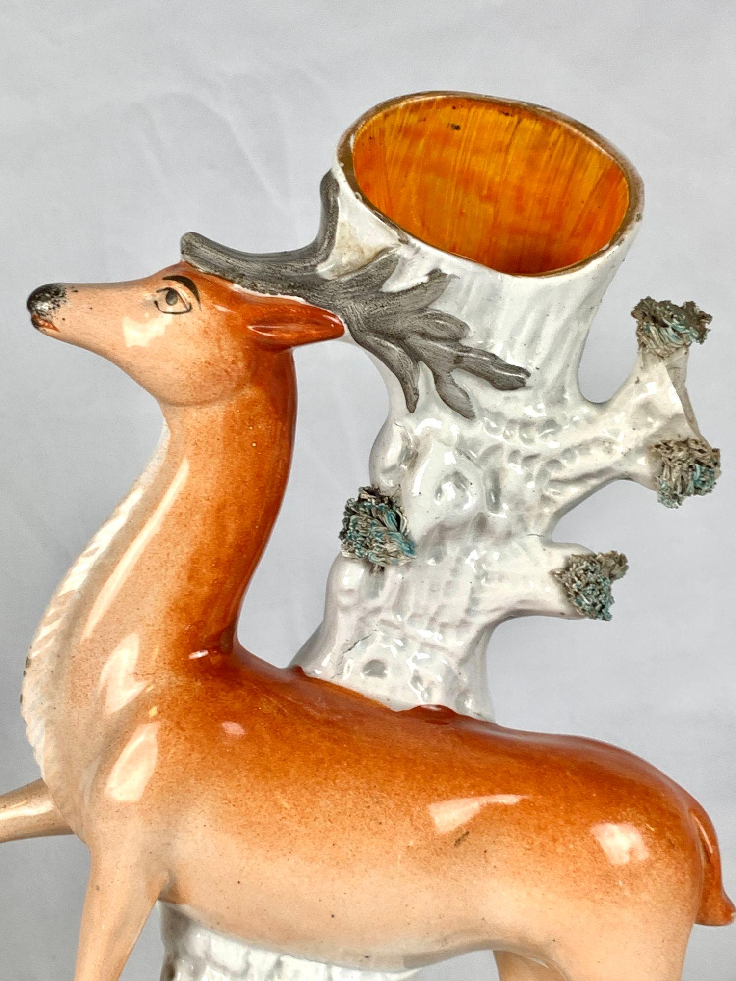 Country Cervo dello Staffordshire con vaso a forma di cerbiatto Inghilterra, circa 1860 in vendita