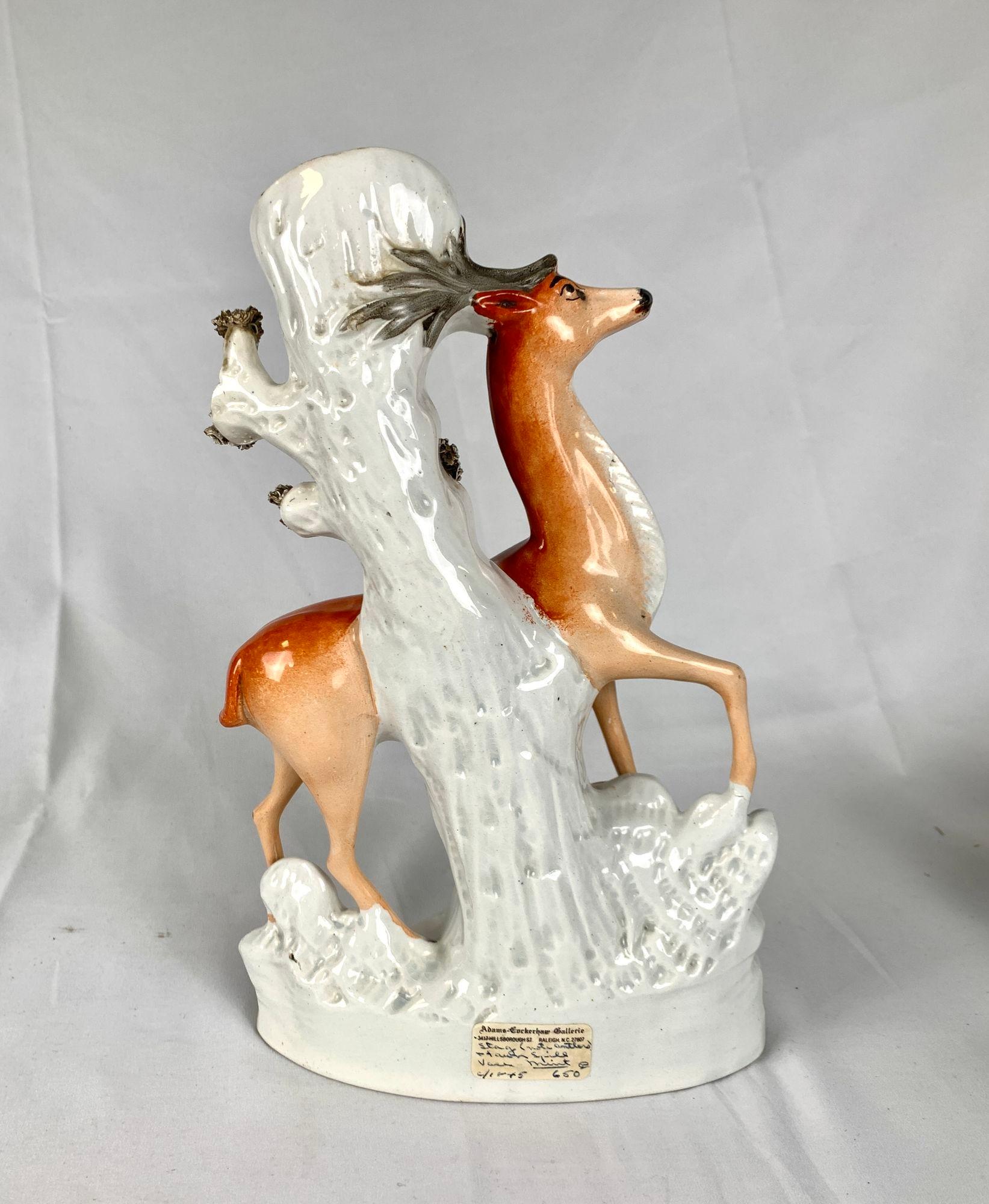 Inglese Cervo dello Staffordshire con vaso a forma di cerbiatto Inghilterra, circa 1860 in vendita