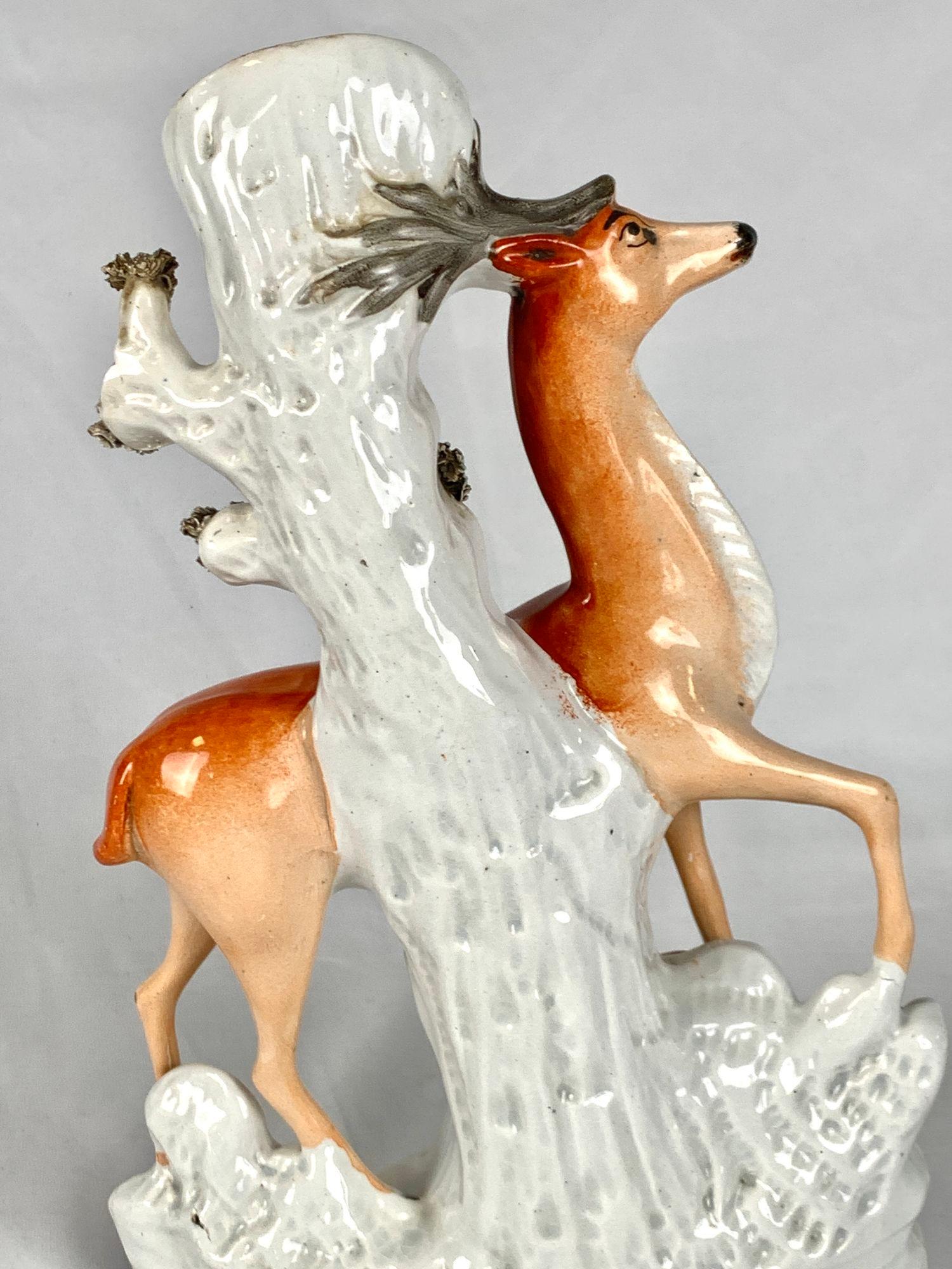 Cervo dello Staffordshire con vaso a forma di cerbiatto Inghilterra, circa 1860 In condizioni ottime in vendita a Katonah, NY