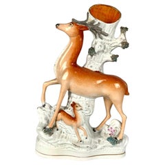 Staffordshire Hirsch mit geflammter Sprungvase, England, um 1860