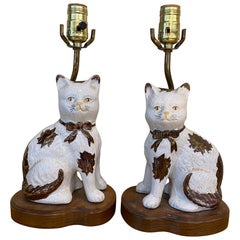 Des chats en porcelaine de style Staffordshire montés en lampes