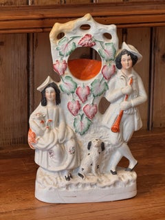 Staffordshire Uhrenhäuschen mit Figurengruppe
