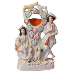Staffordshire Uhrenhäuschen mit Figurengruppe