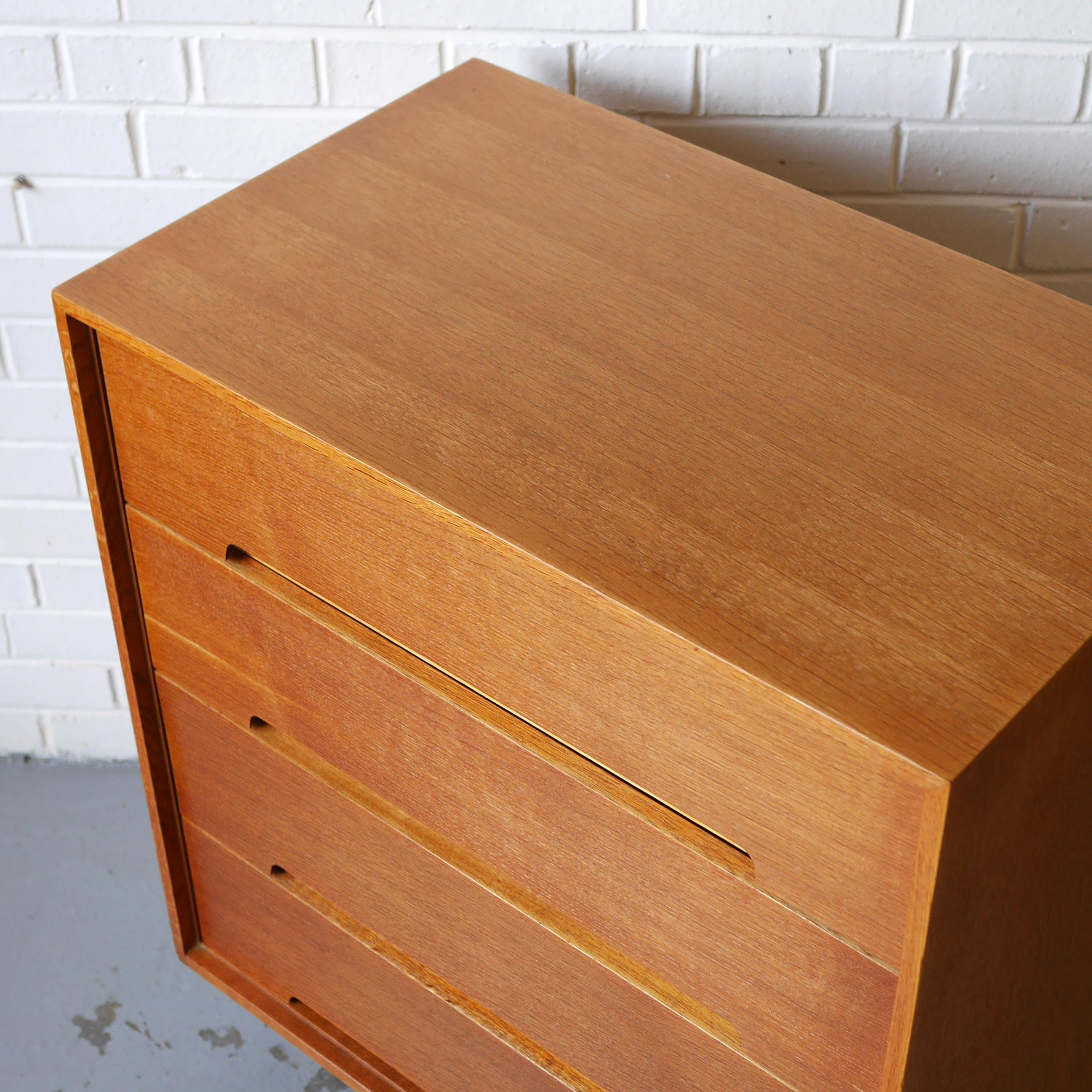 Stag 'C' Range Chest of Four Drawers in Oak by John and Sylvia Reid, circa 1954 In Good Condition In Derby, Derbyshire