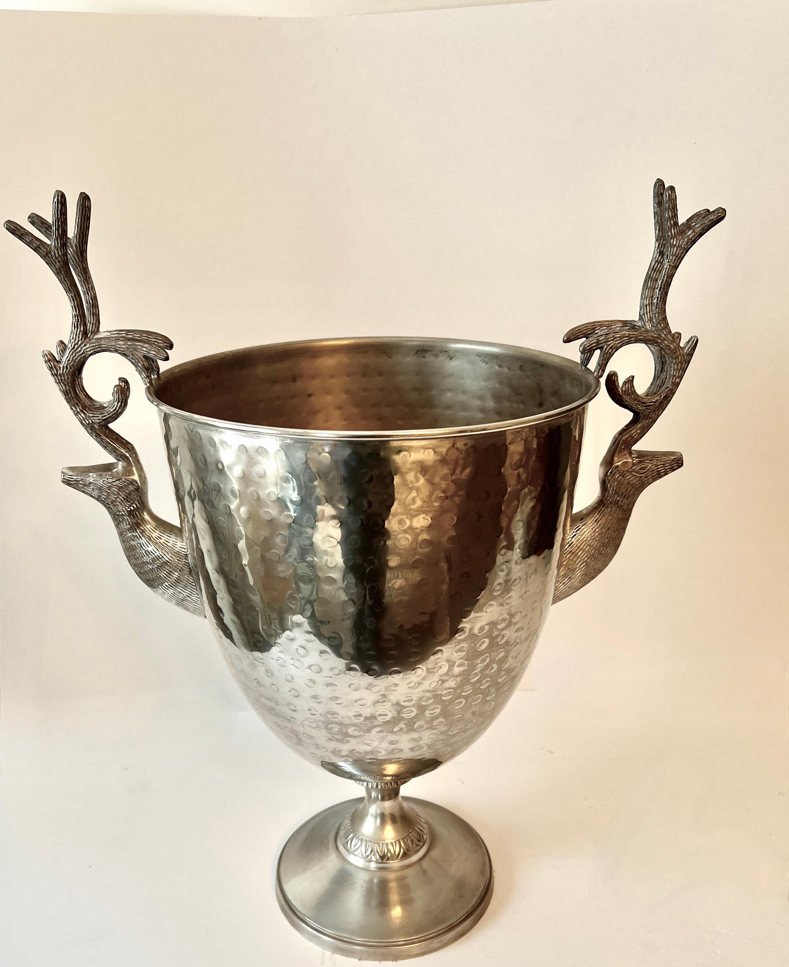 Un grand seau à champagne ou à glace en forme de trophée en métal argenté martelé avec des poignées en forme de cerf.    Une pièce magnifique qui peut également être utilisée comme pièce centrale ou comme jardinière (ces pièces sont magnifiques avec