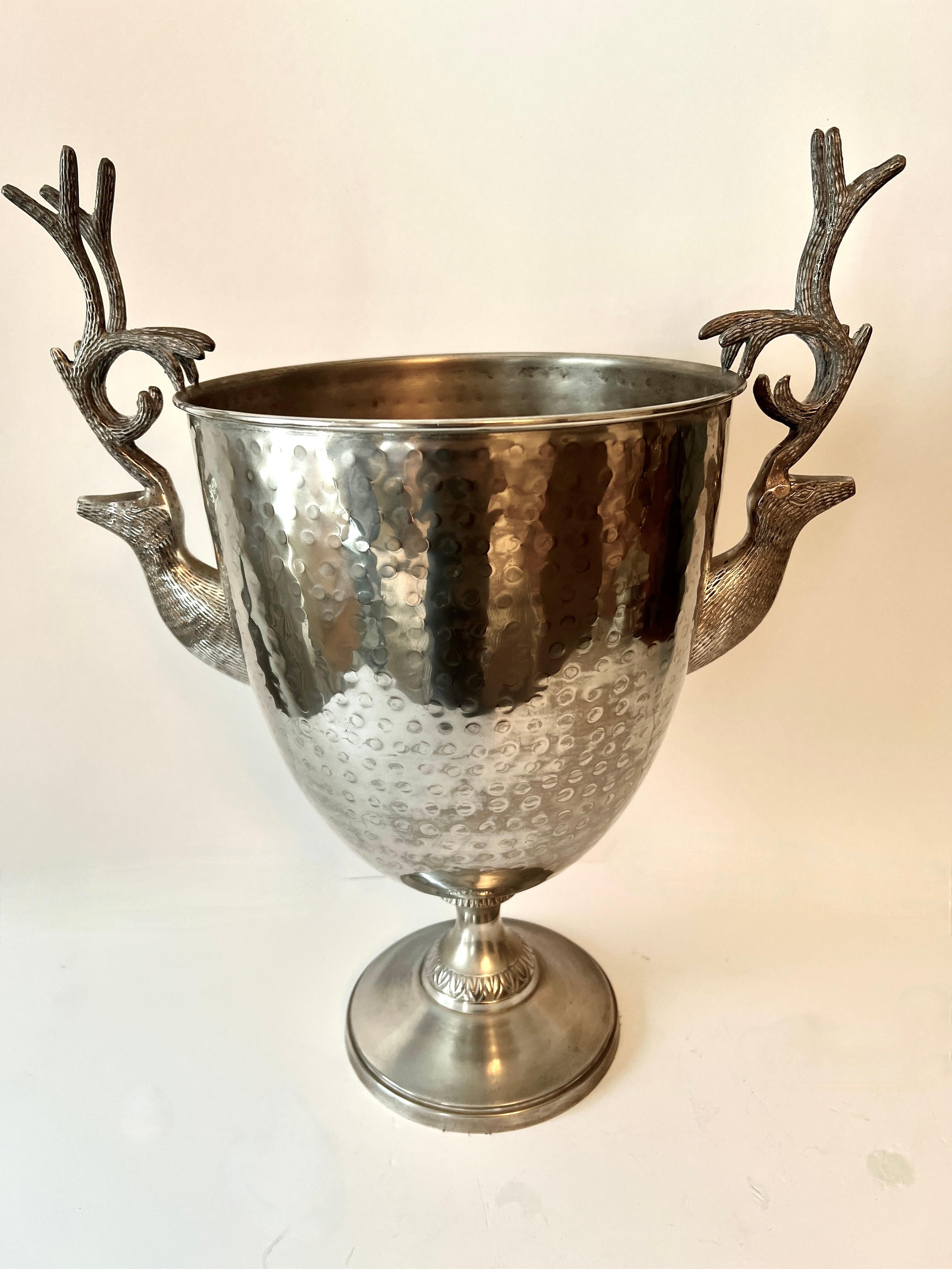 Martelé Seau à glace en forme de trophée en métal argenté avec poignée en forme de cerf en vente