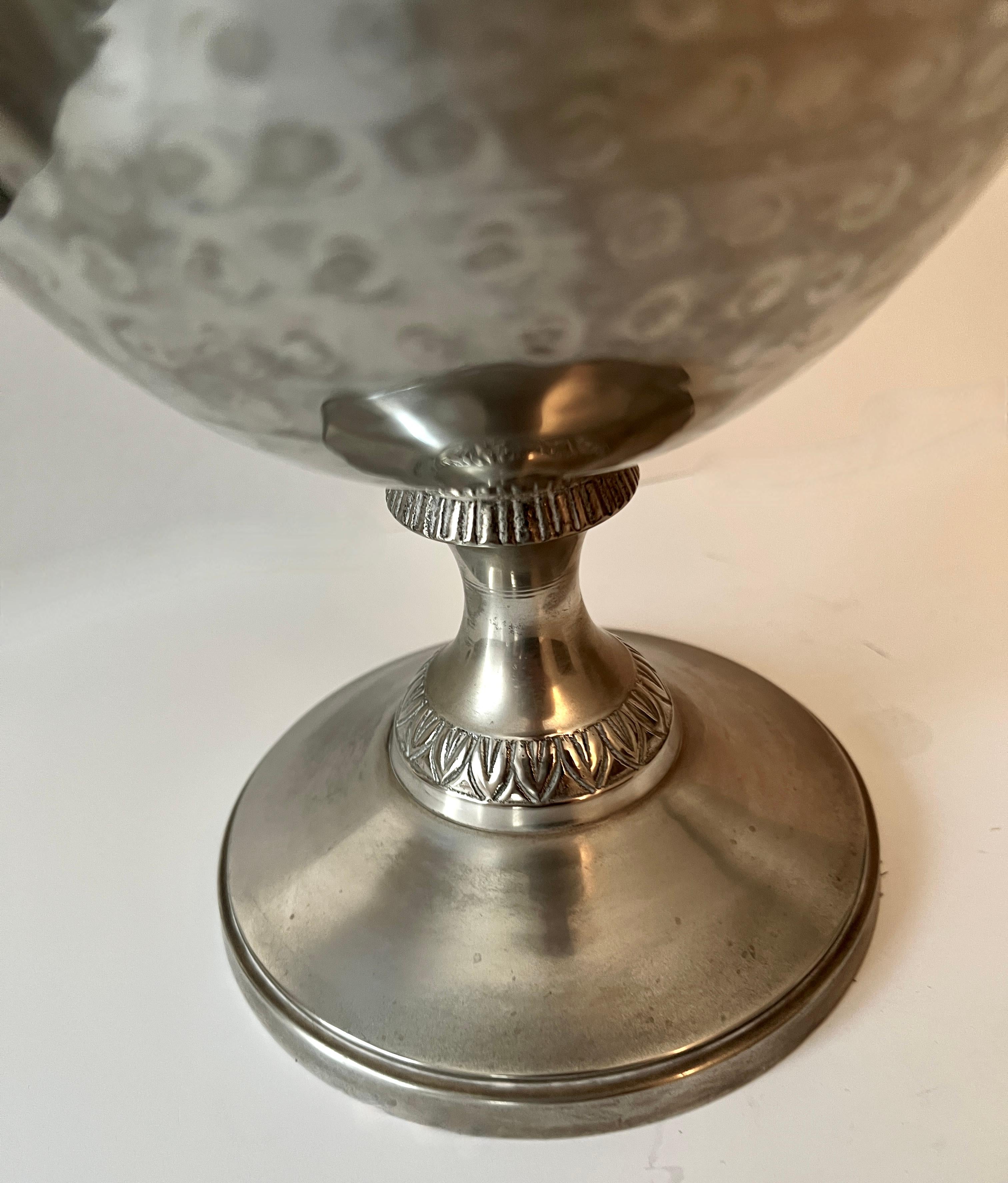 Plaqué argent Seau à glace en forme de trophée en métal argenté avec poignée en forme de cerf en vente