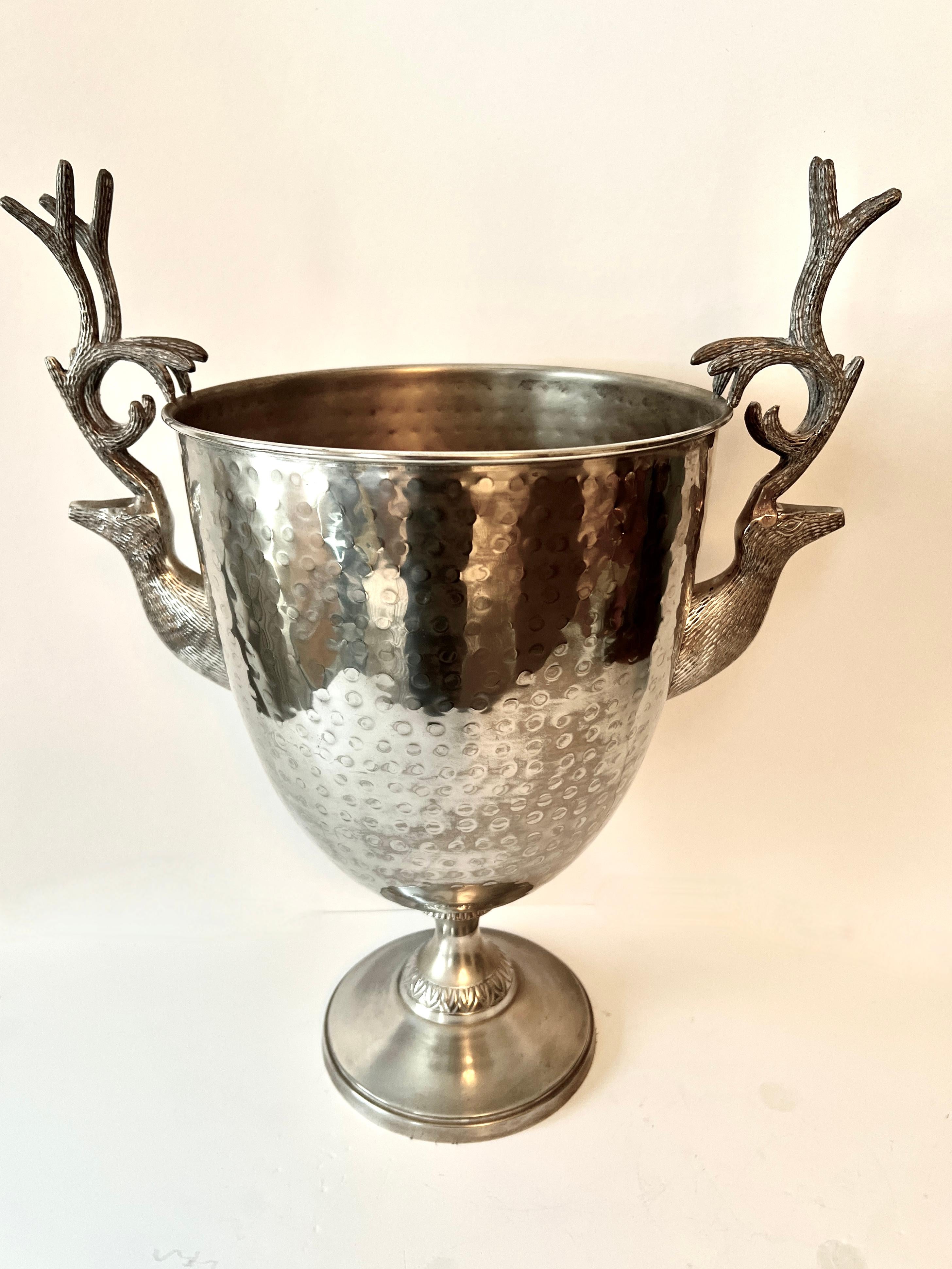 Seau à glace en forme de trophée en métal argenté avec poignée en forme de cerf en vente 1