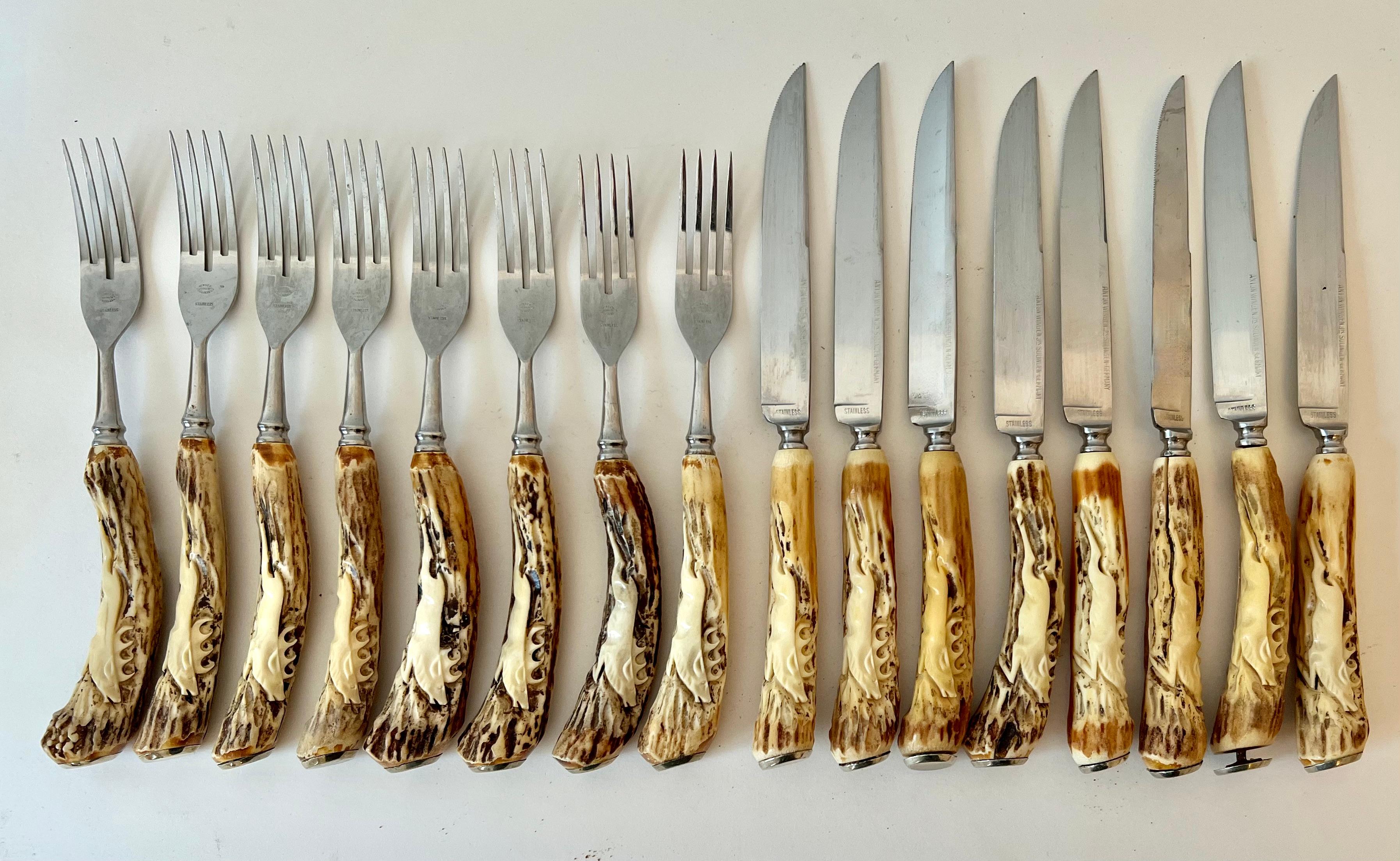 16 Stück, 8 Messer und 8 Gabeln von Anton Wingen JR, Deutschland.  Rostfreie und geschnitzte Griffe aus Hirschhorn.

Die Stücke sind in hervorragendem Zustand, Steakmesser und Gabeln.  Ein Kompliment an  jedes rustikale Ambiente oder Ralph