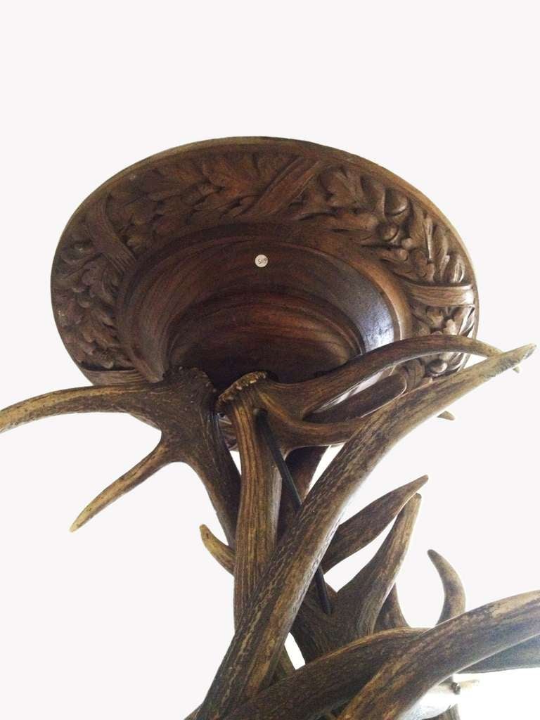 A big chandelier, from an Austrian mountain chalet, made out of several stag’s horns and Black Forest carved wood. Rewired, connection for nine-light bulbs.