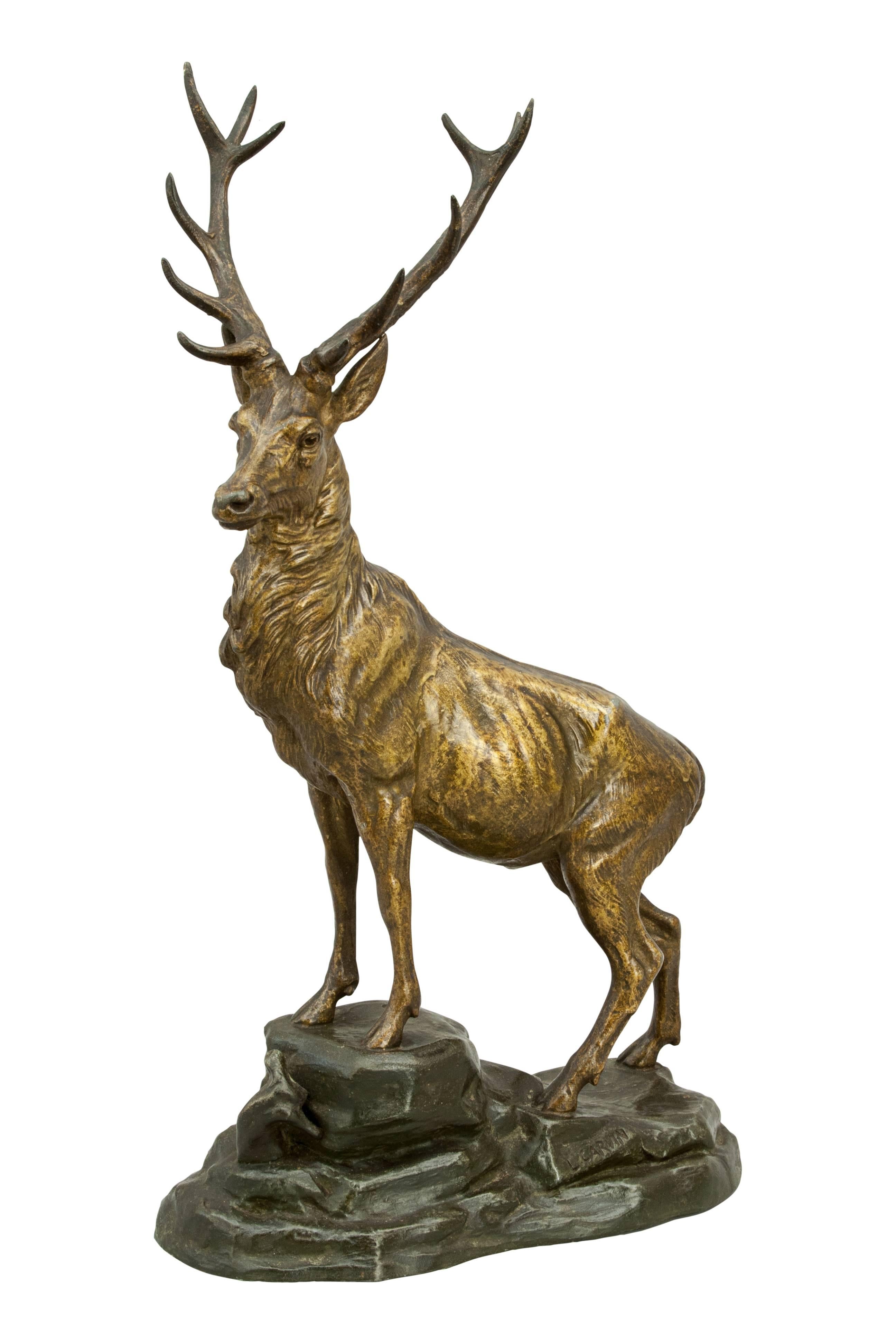 Cerf élaphe, cerf par Louis Albert Carvin
Un beau modèle de cerf debout sur une base naturaliste. Le cerf et la base sont coulés en spéléologie. La base est signée L.L.A. et porte un cachet de la fonderie de Paris. Cette sculpture de cerf est en