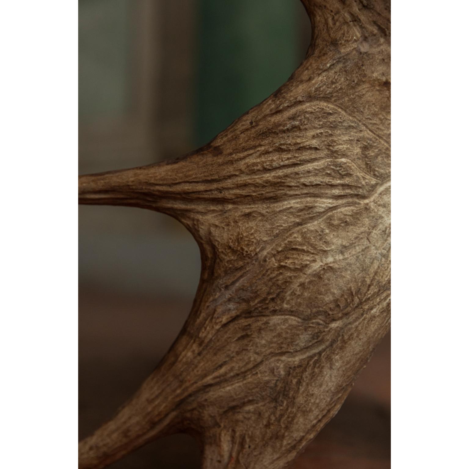 Stag T par Rick Owens
Dimensions : L 55 x l 30 x H 44 cm
Matériaux : Contreplaqué (naturel), bois d'orignal.
Poids : 7.3 kg
Chaque pièce est unique et peut différer comme l'élan en bois de cerf est unique.

Rick Owens est un créateur de mode