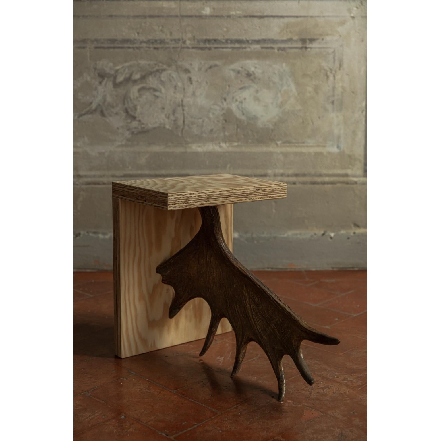 Stag T di Rick Owens
Dimensioni: L 55 x L 30 x H 44 cm
Materiali: Compensato (naturale), alce in corno
Peso: 7.3 kg
Ogni pezzo è unico e può differire come è unico l'alce in corno.

Rick Owens è un imprenditore californiano della moda e