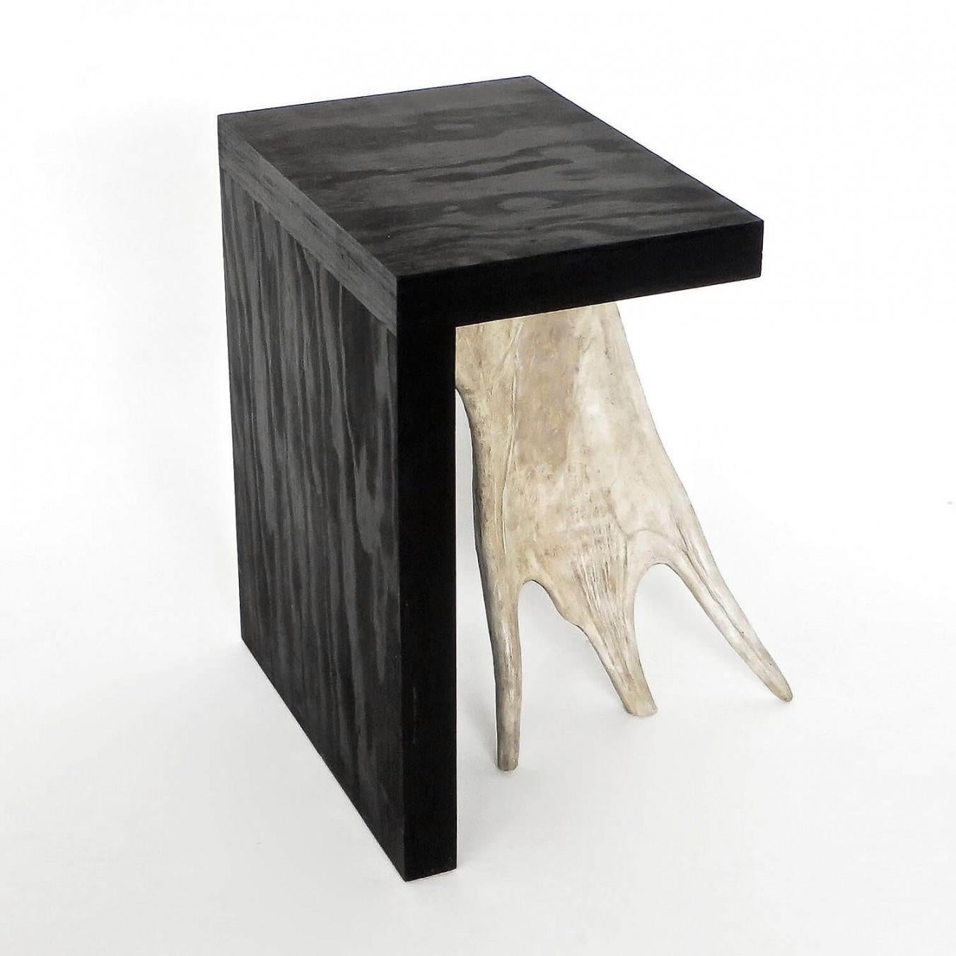 Stag T par Rick Owens
Dimensions : L 55 x l 30 x H 44 cm
Matériaux : Contreplaqué, bois d'élan
Poids : 7.3 kg
Chaque pièce est unique et peut différer comme l'élan en bois de cerf est unique.

Rick Owens est un créateur de mode et de mobilier