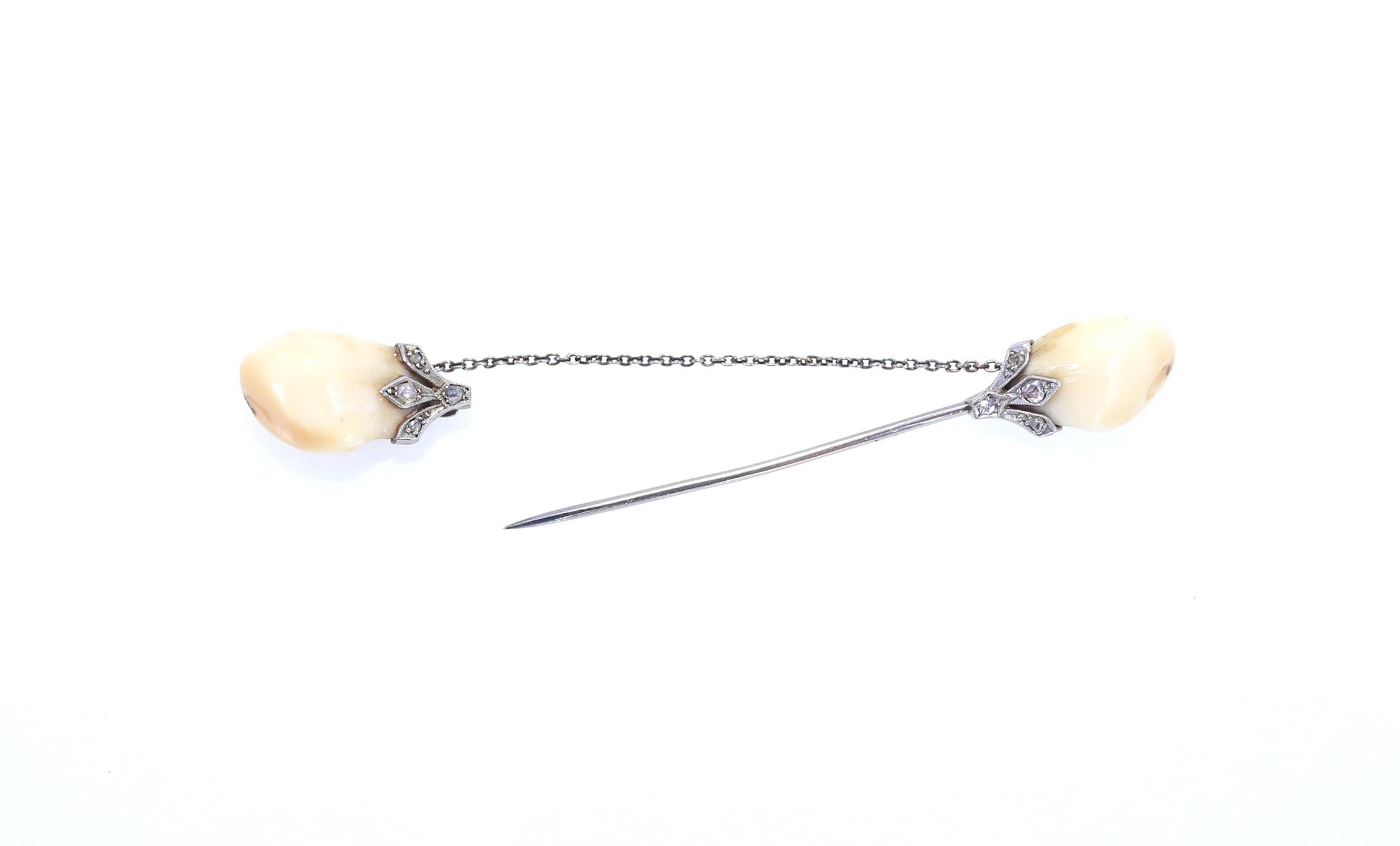 Épingle en dents de cerf de la fin du XIXe siècle, décorée de diamants roses.  Bijoux fantaisistes. Les traditions de chasse ont atteint leur apogée à la fin du 19e siècle en Grande-Bretagne. Les épingles à dents de cerf étaient un moyen d'afficher