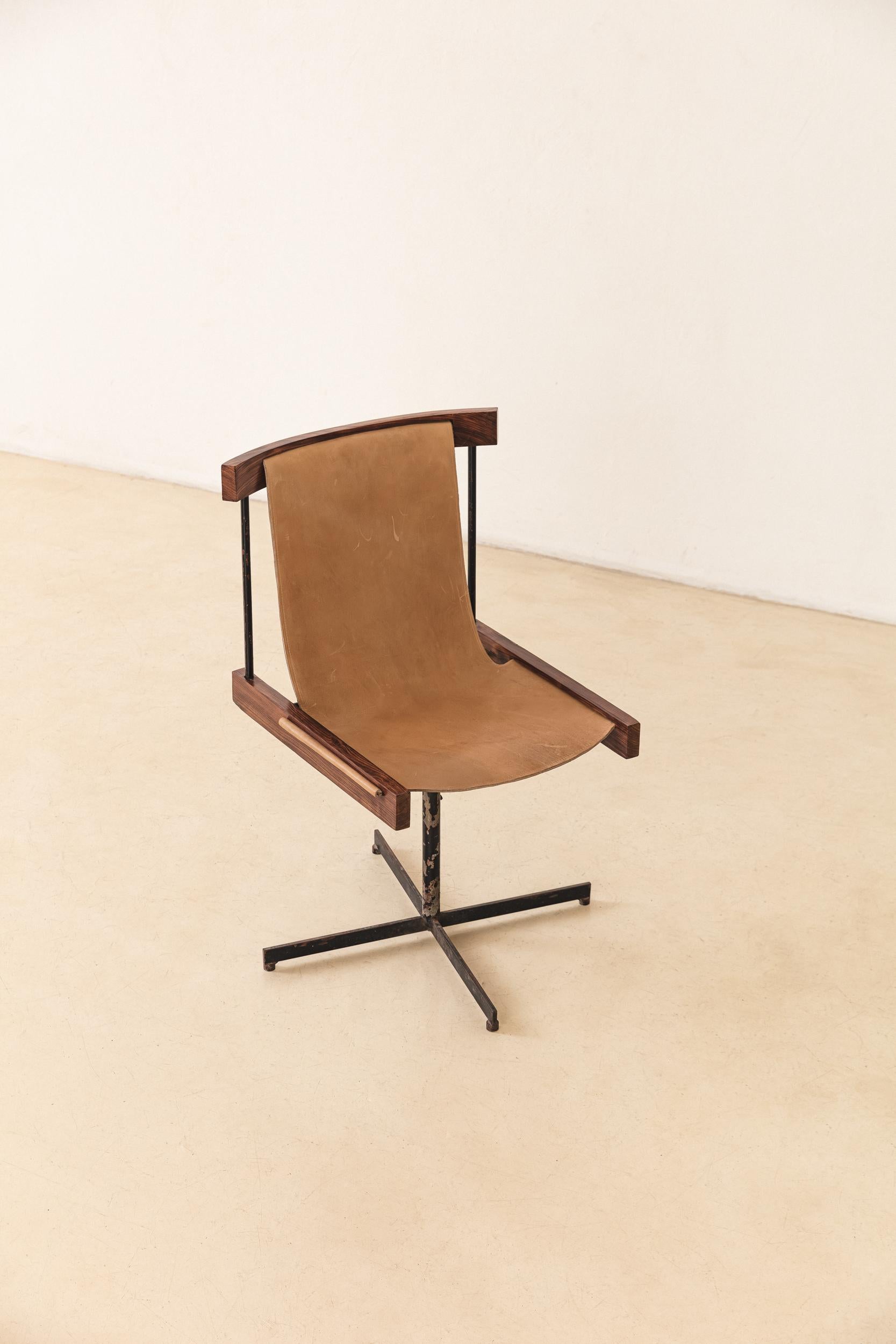 Pelle Sedia da palco di João Filgueiras Lima (Lima), 1960, Brasile, metà del secolo scorso. in vendita