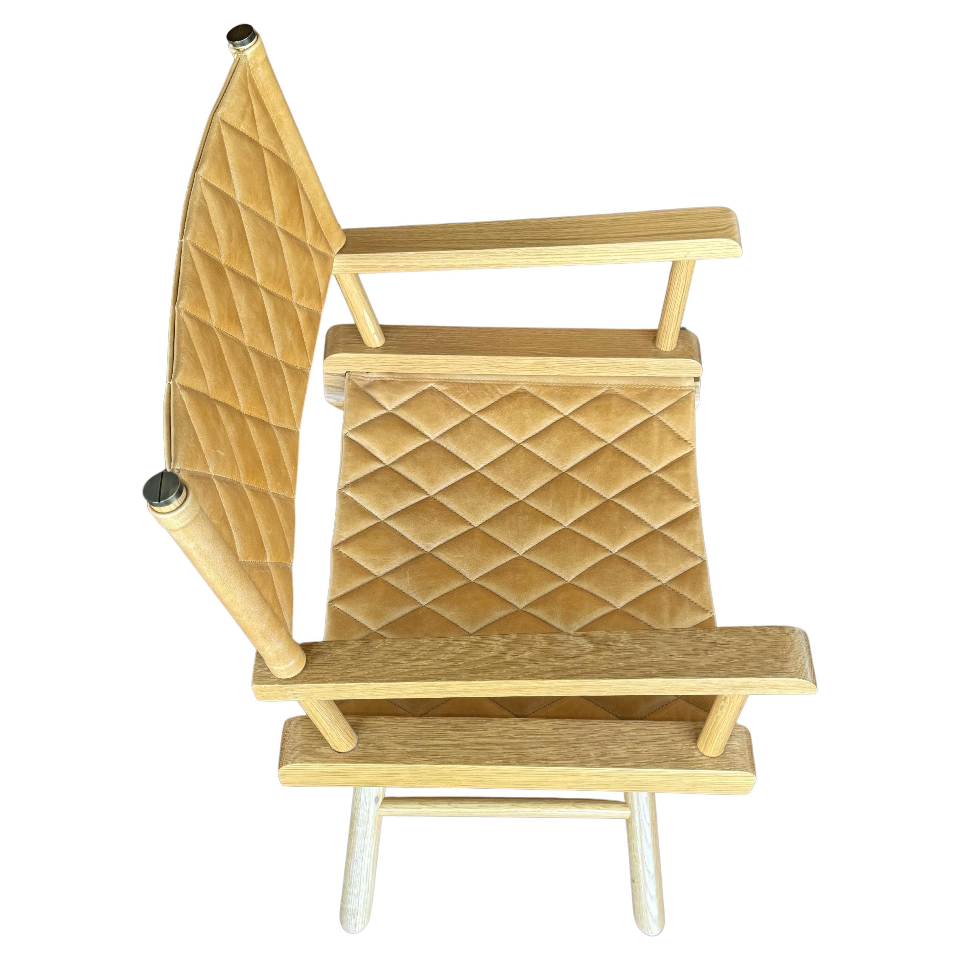 Stage Eleven Seven Gesteppter Kamelien-Leder-Schminkstuhl (Hollywood Regency) im Angebot