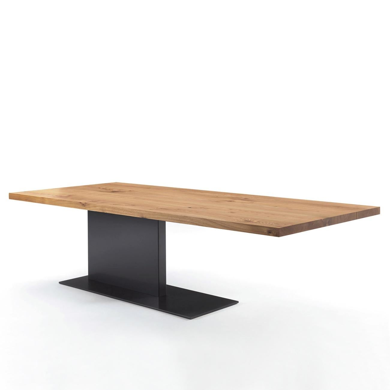 Dining Table Stage Iron with solid oak top made with glued 
oak slats, with straight edges. Base in iron in lacquered finish.
Also available with walnut top, on request.
Also available on request in:
L 200 x D 100 x H 75cm, price: 11900,00€
L