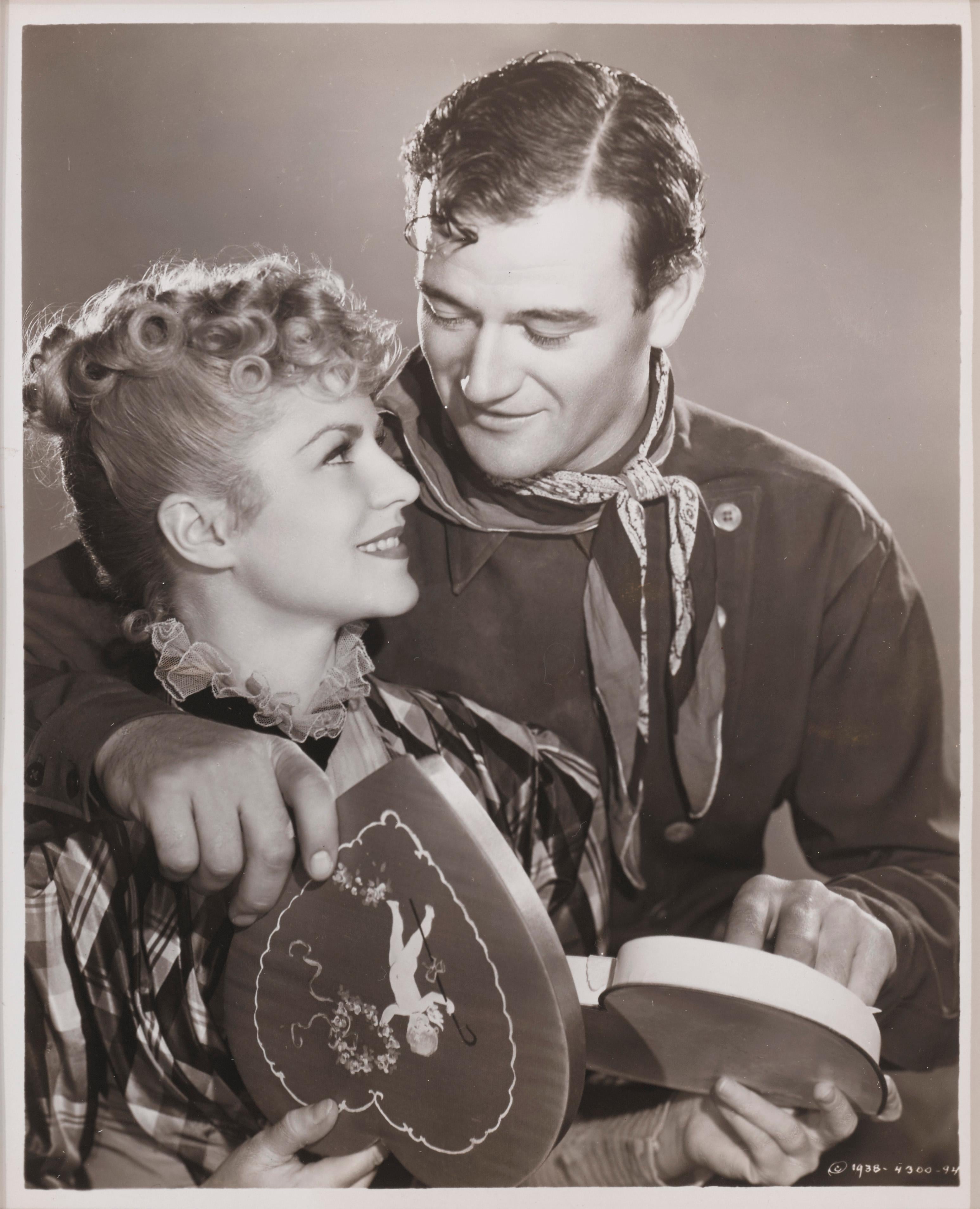 Fotografía de estudio original de doble peso y acabado brillante para el famoso western de 1939 La diligencia. Esta película estaba protagonizada por John Wayne y Claire Trevor..,
Este western fue dirigido por el gran John Ford.
 
La pieza está